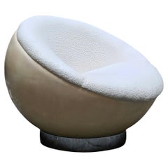 Poltrona "Ball" Space Age Girevole in Fibra di Vetro e Bouclè Bianco, Italia 60s