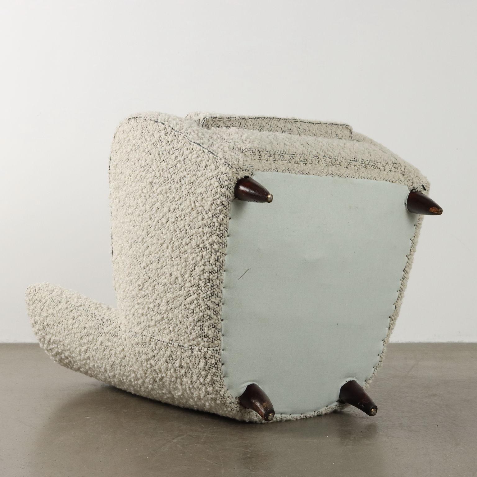 Fauteuil Bergère blanc glacé des années 1950 en vente 4