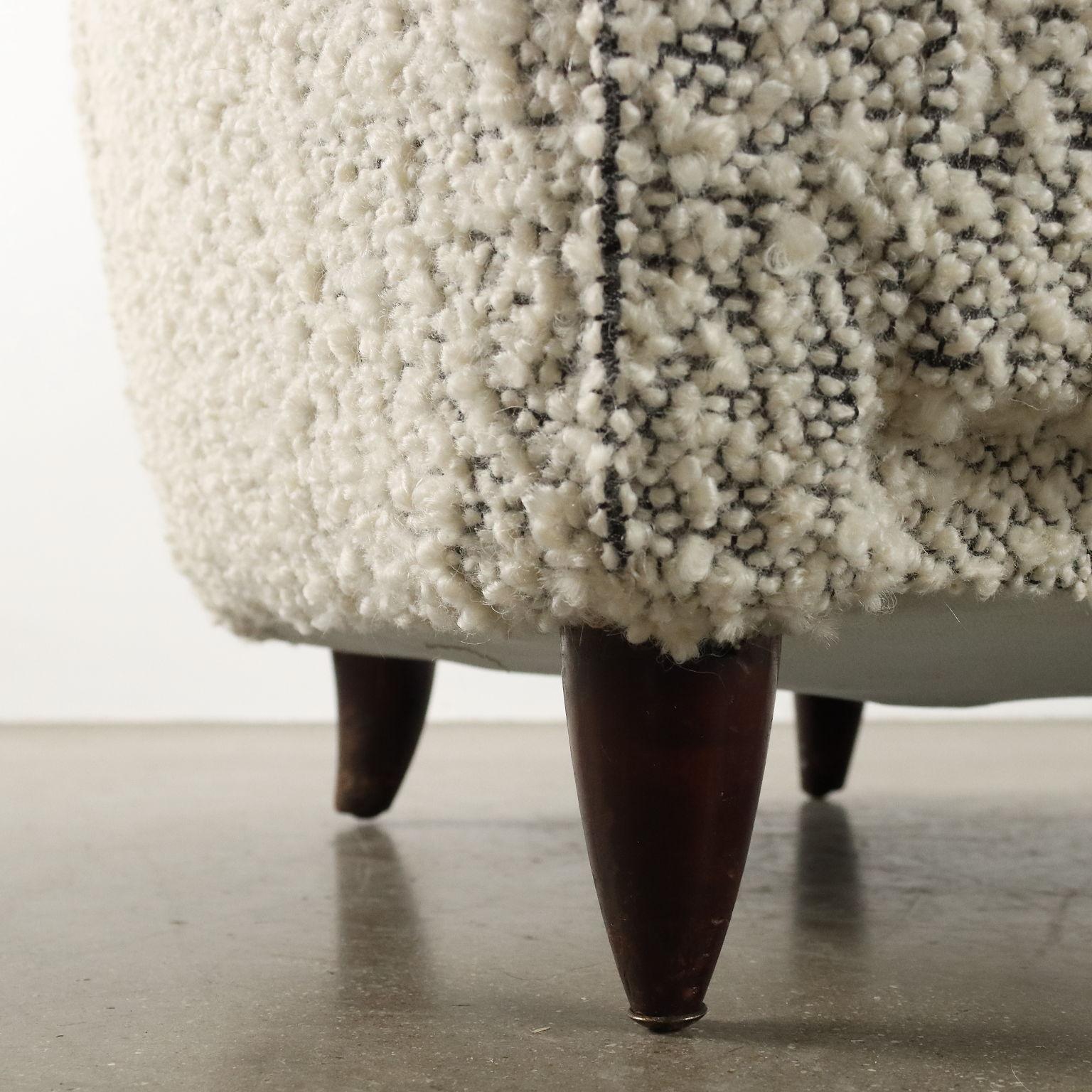Milieu du XXe siècle Fauteuil Bergère blanc glacé des années 1950 en vente