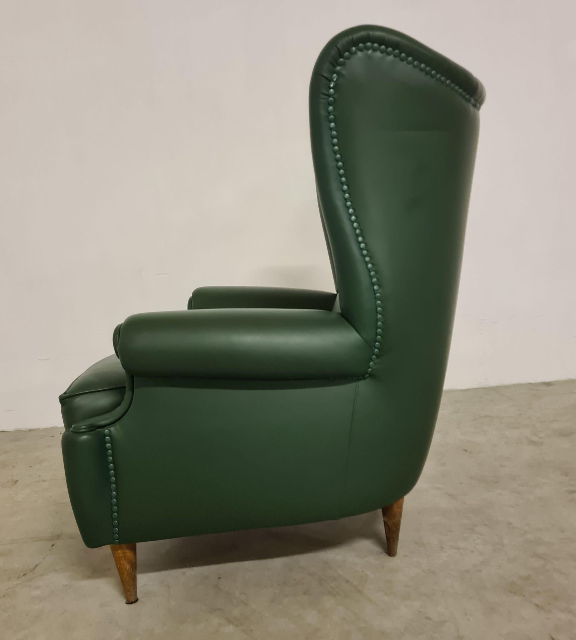 Fauteuil Bergère en cuir vert.

Fauteuil Bergère classique en cuir fin.

Elégante et indémodable, la bergère est idéale comme fauteuil de lecture.

Raffiné dans sa coloration verte.

Le fauteuil est en excellent état de conservation et ne présente