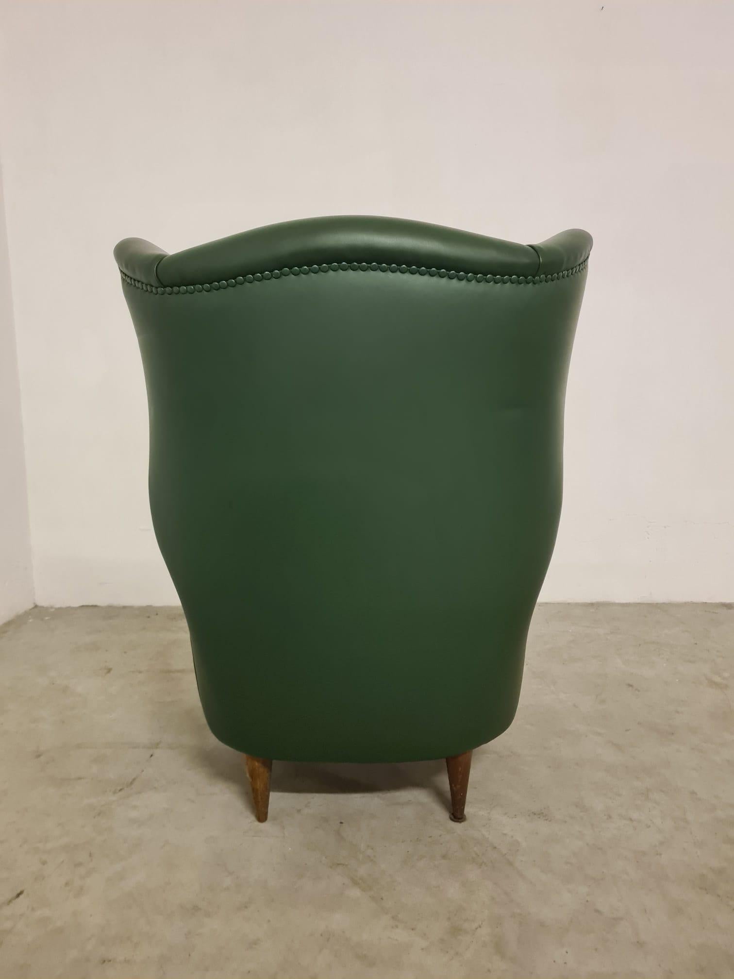 Fauteuil Bergère en cuir vert en vente 1