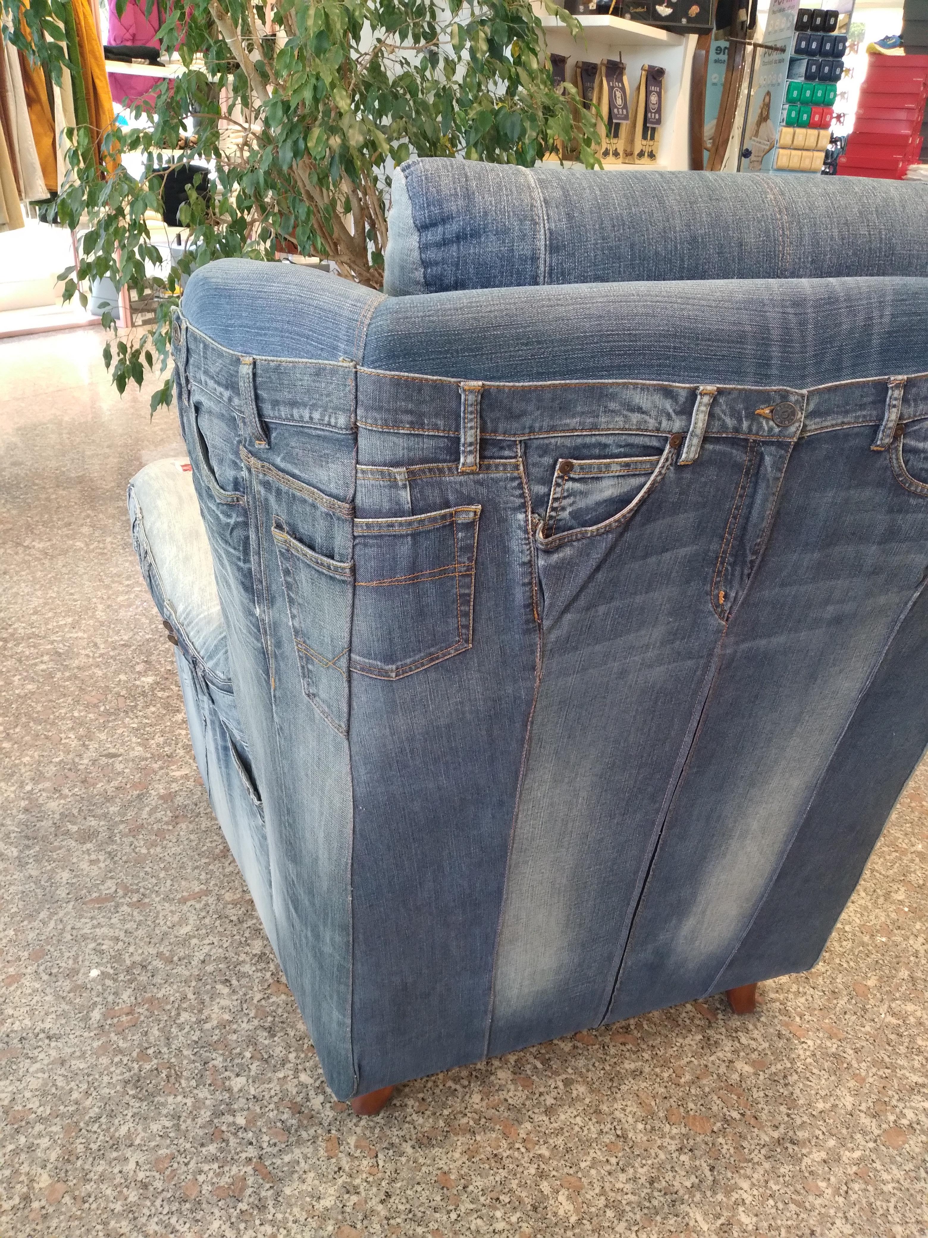 Bergere Mid-Century Modern Italia 1960 Rivestita in tessuto Jeans .Gambi in legno svasati . Completamente rivestita usando veri  Jeans usati. Bellissima originale e molto comoda  
