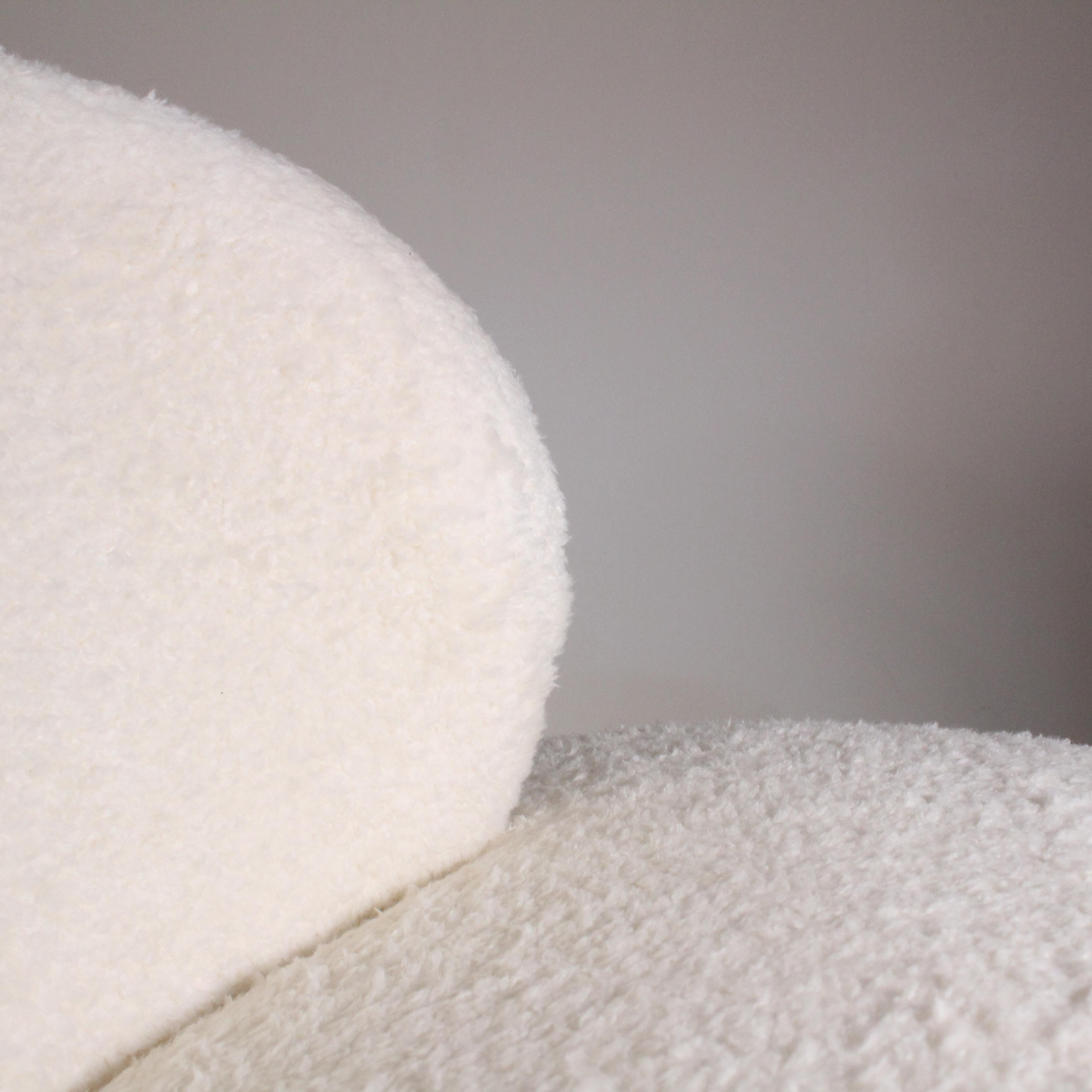 White Bouclet armchair, Manifattura Italiana, 1990 Circa For Sale 4