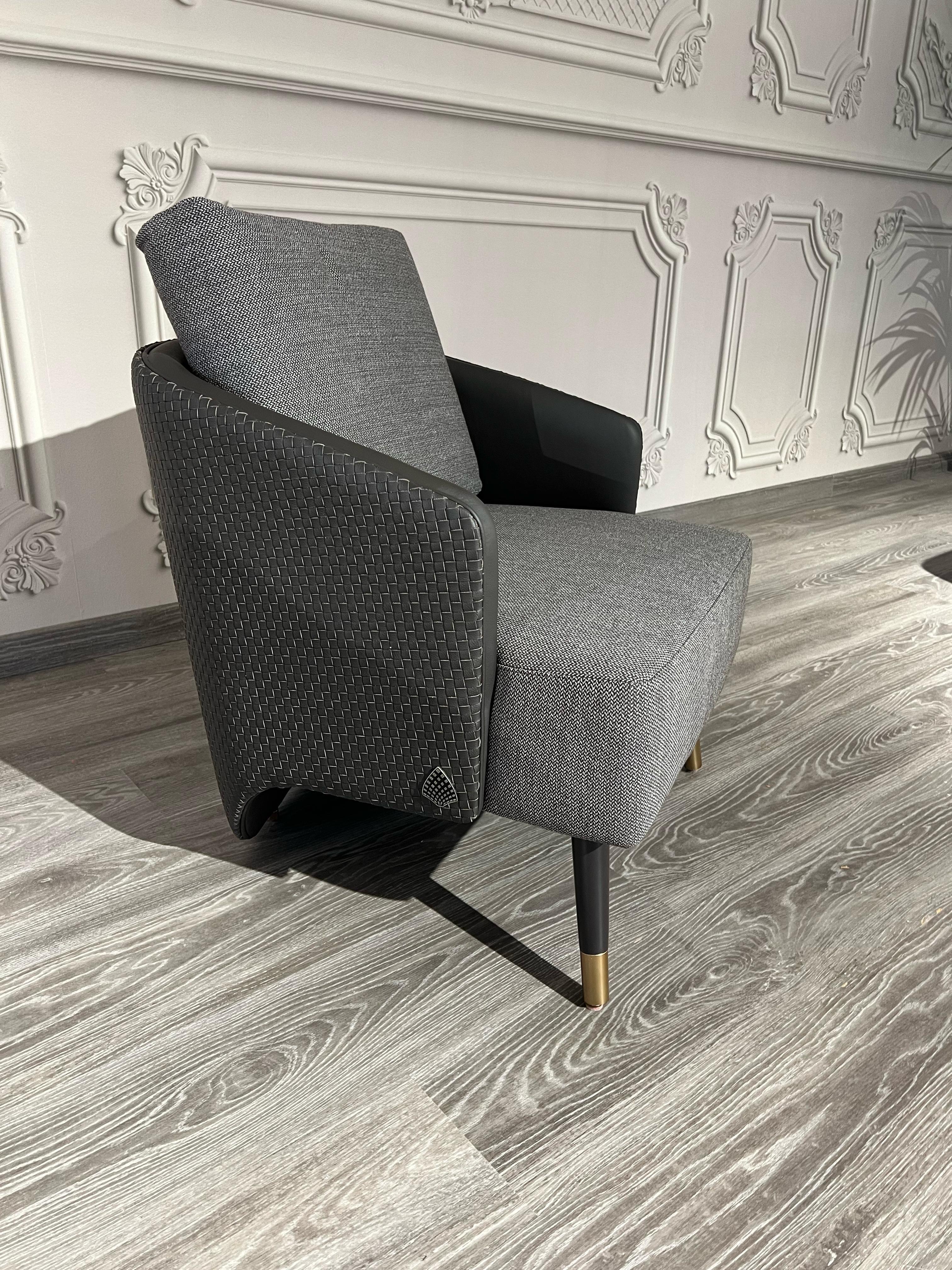 The Brigitte armchair, is inspired by the world of fashion and leather goods. Its hard shell characterized by its silhouette is covered in the highest quality hand-woven leather. The shell and the seat and back cushions are customizable in