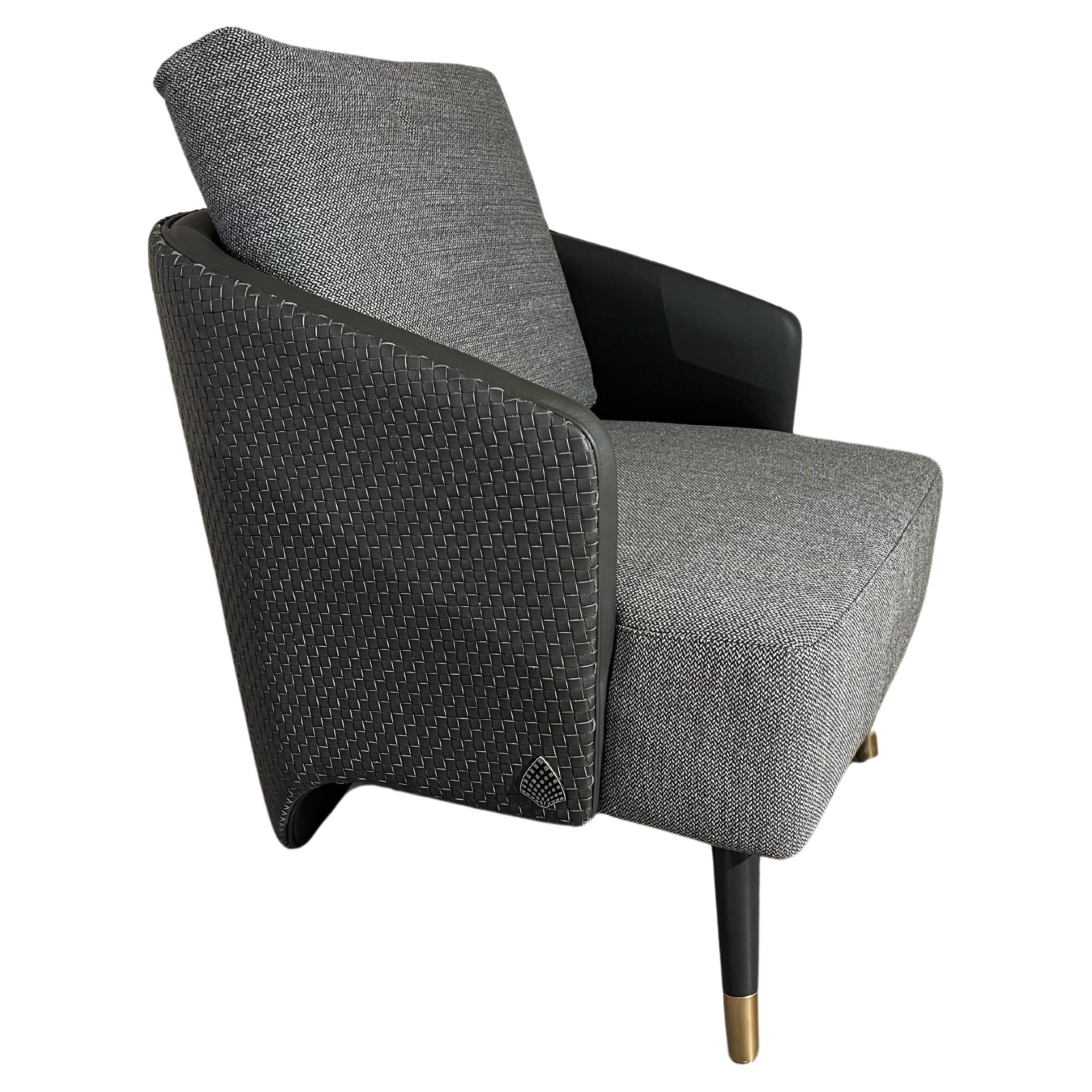 Fauteuil Brigitte en cuir tressé avec assise et dossier en tissu en vente