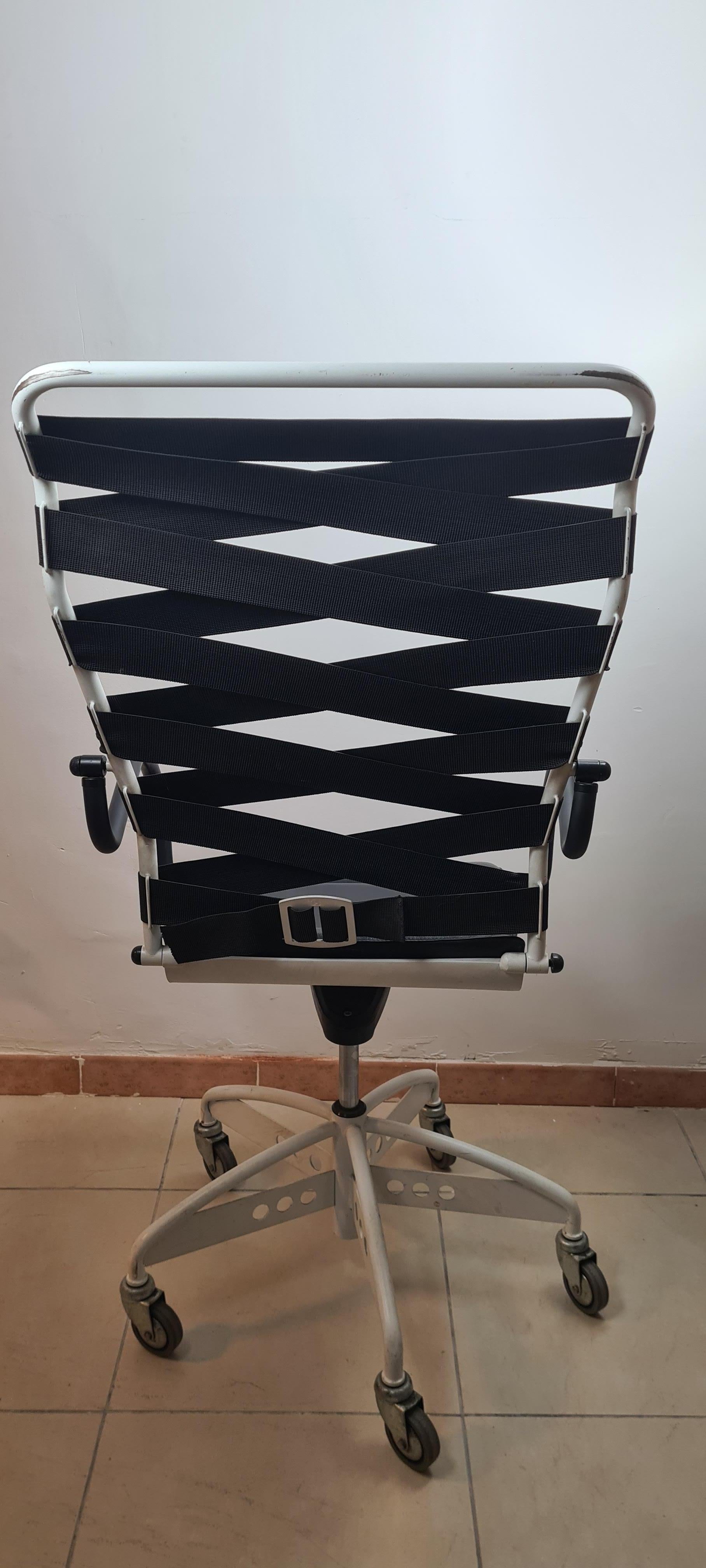 CANASTA office armchair made by designer Paolo Parigi for the Heron Parigi company, in steel and leather. Epoch of implementation 1980-1989.

Present in major design museums such as Milan and Florence.

Very good state of preservation as seen in the