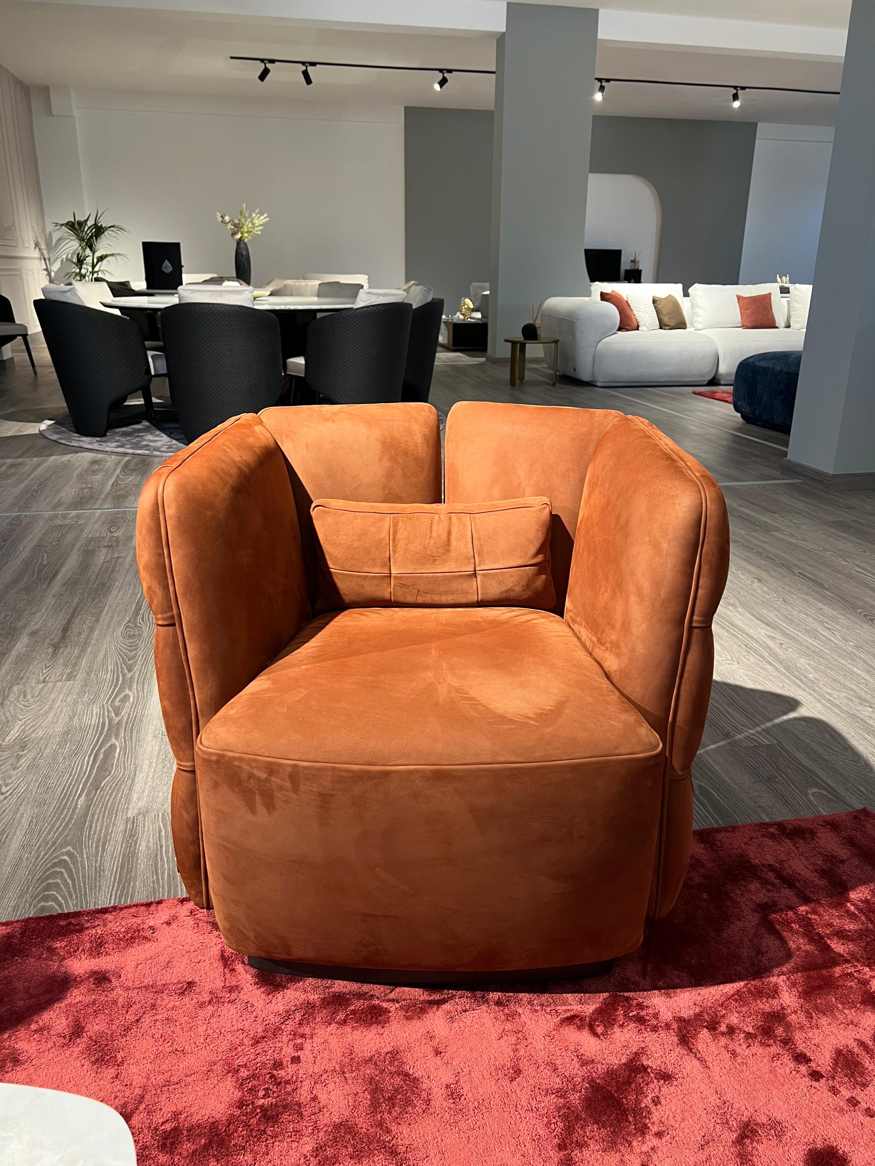 A precious dress for a contemporary armchair, handcrafted by our upholsterer tailors capable of creating lightness and comfort with great skill. The Ford capitonné armchair with nubuck leather upholstery was born just like this: from experience,