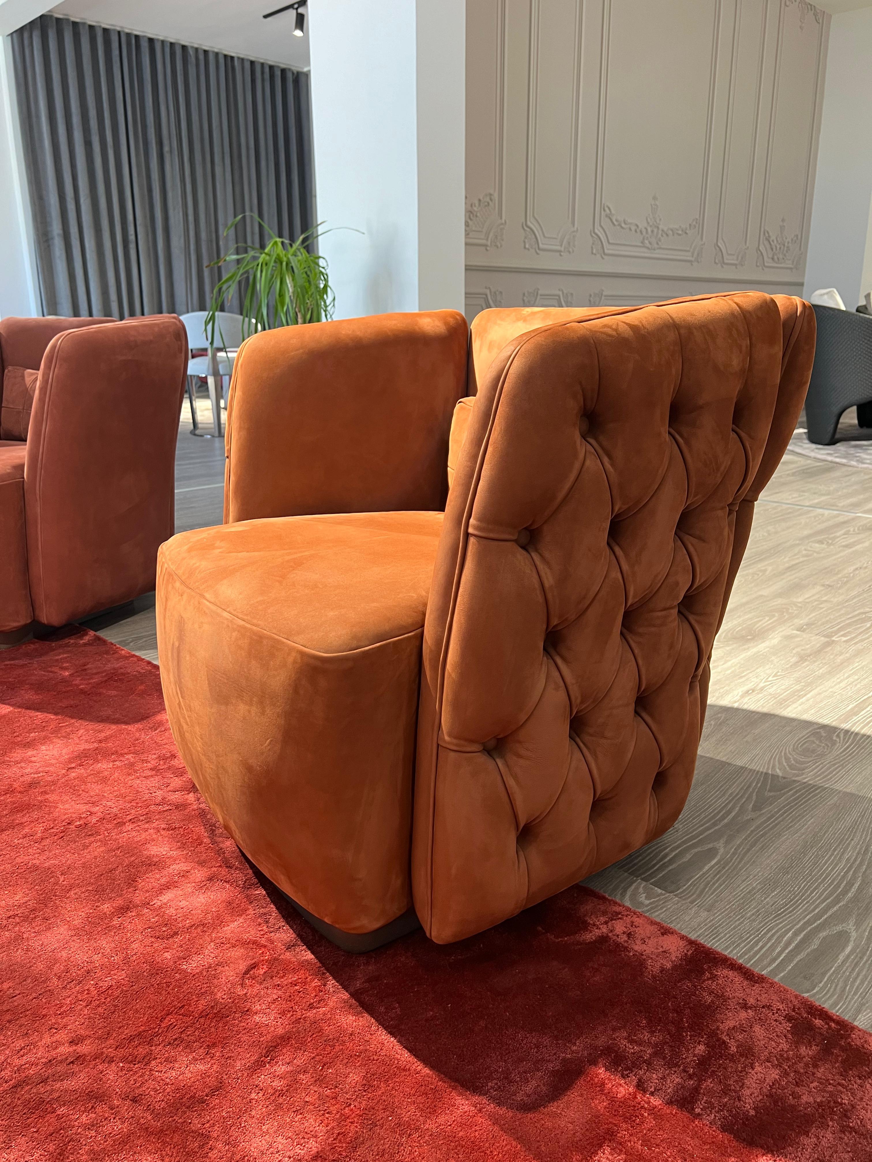 Modern Ford capitonné armchair, upholstered wood frame various densities, metal base For Sale