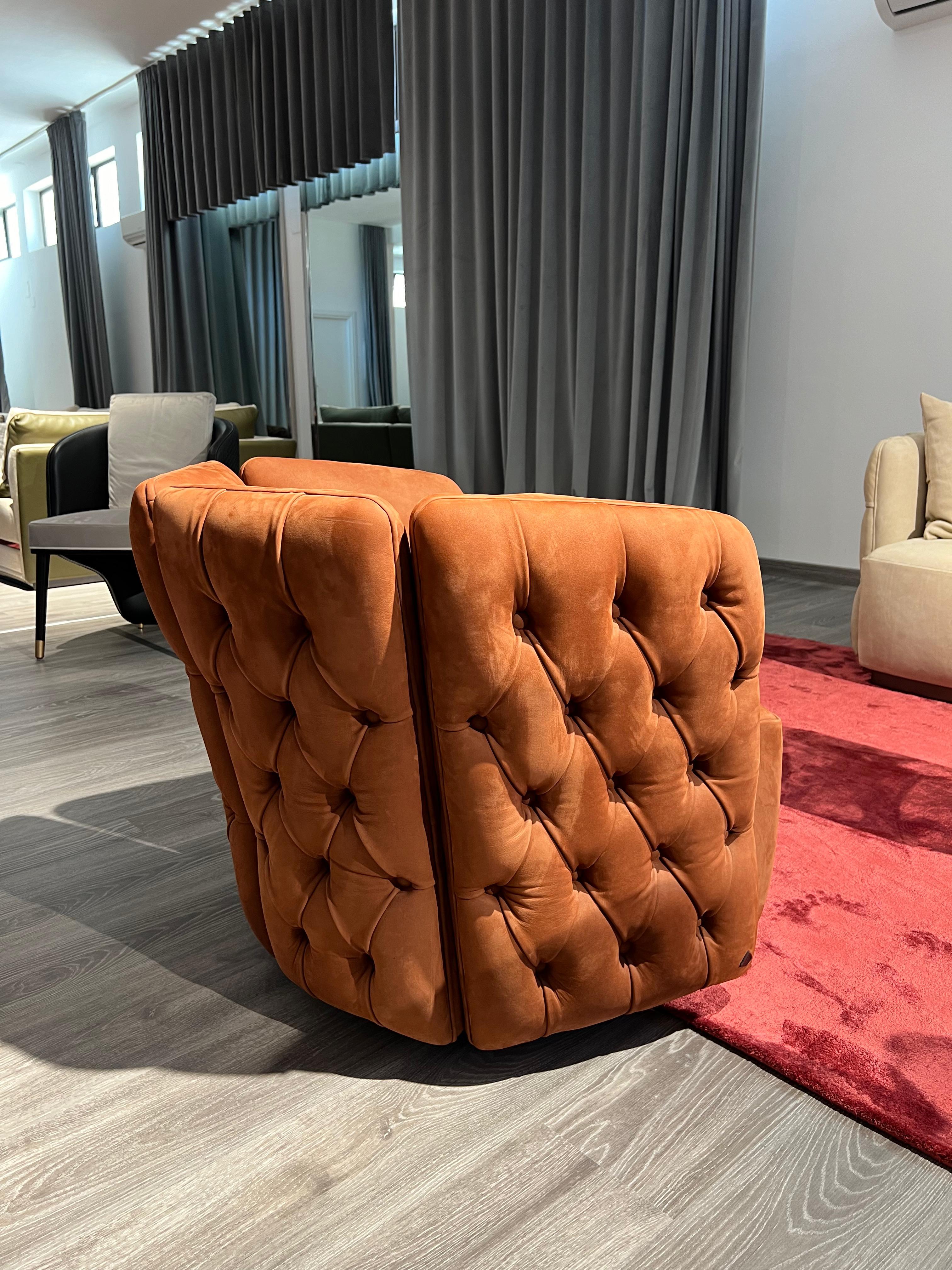 Hand-Crafted Ford capitonné armchair, upholstered wood frame various densities, metal base For Sale