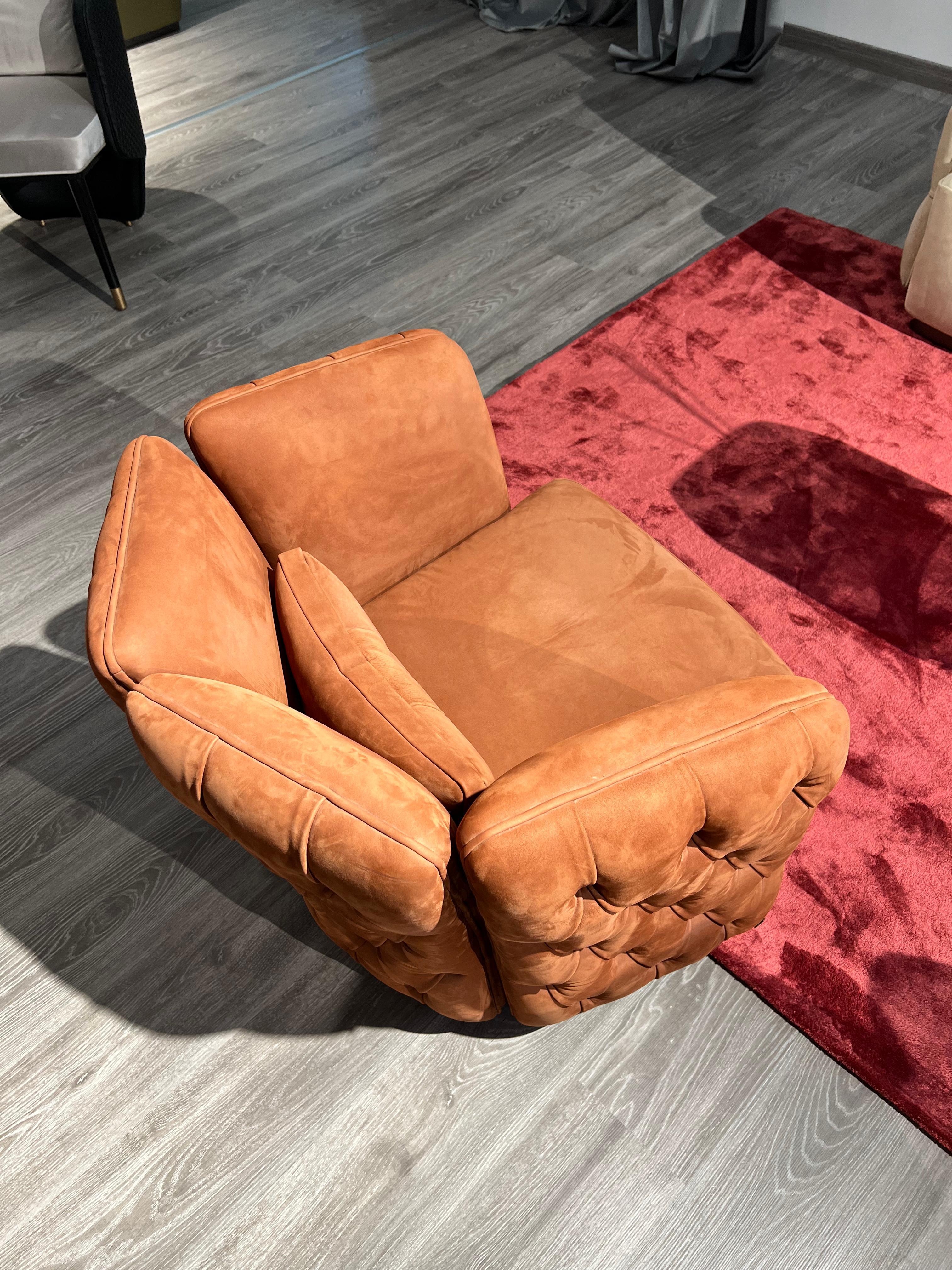 Ford capitonné armchair, upholstered wood frame various densities, metal base In New Condition For Sale In Bisceglie, IT