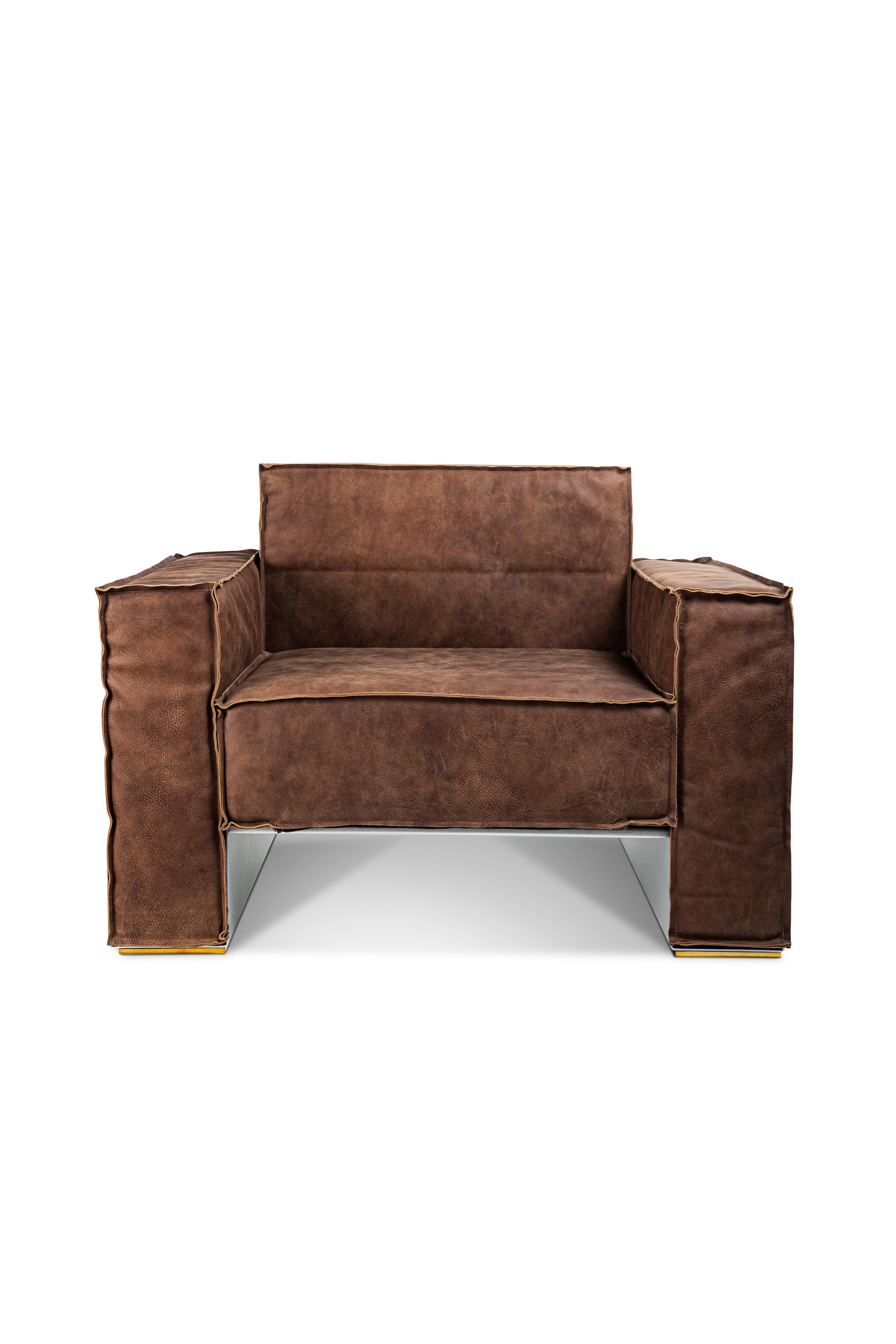 La poltrona con la struttura in alluminio e  con imbottitura in pelle nabuk, disegnata da Luca Pegolo Mazzi, rappresenta un perfetto equilibrio tra design industriale e comfort contemporaneo. La struttura in lamiera nera, dall’estetica 
minimalista