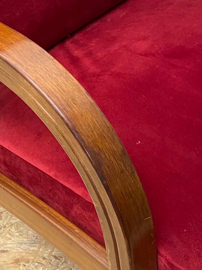 Der Sessel Cavour wurde 1959 von Architetti Associati G. Stoppino, V. Gregotti und L. Meneghetti entworfen und von S.I.M. hergestellt. (Seit 1988 wird es von Poltrona Frau hergestellt). Der Sessel hat ein Gestell aus abwechselnden Holzleisten und