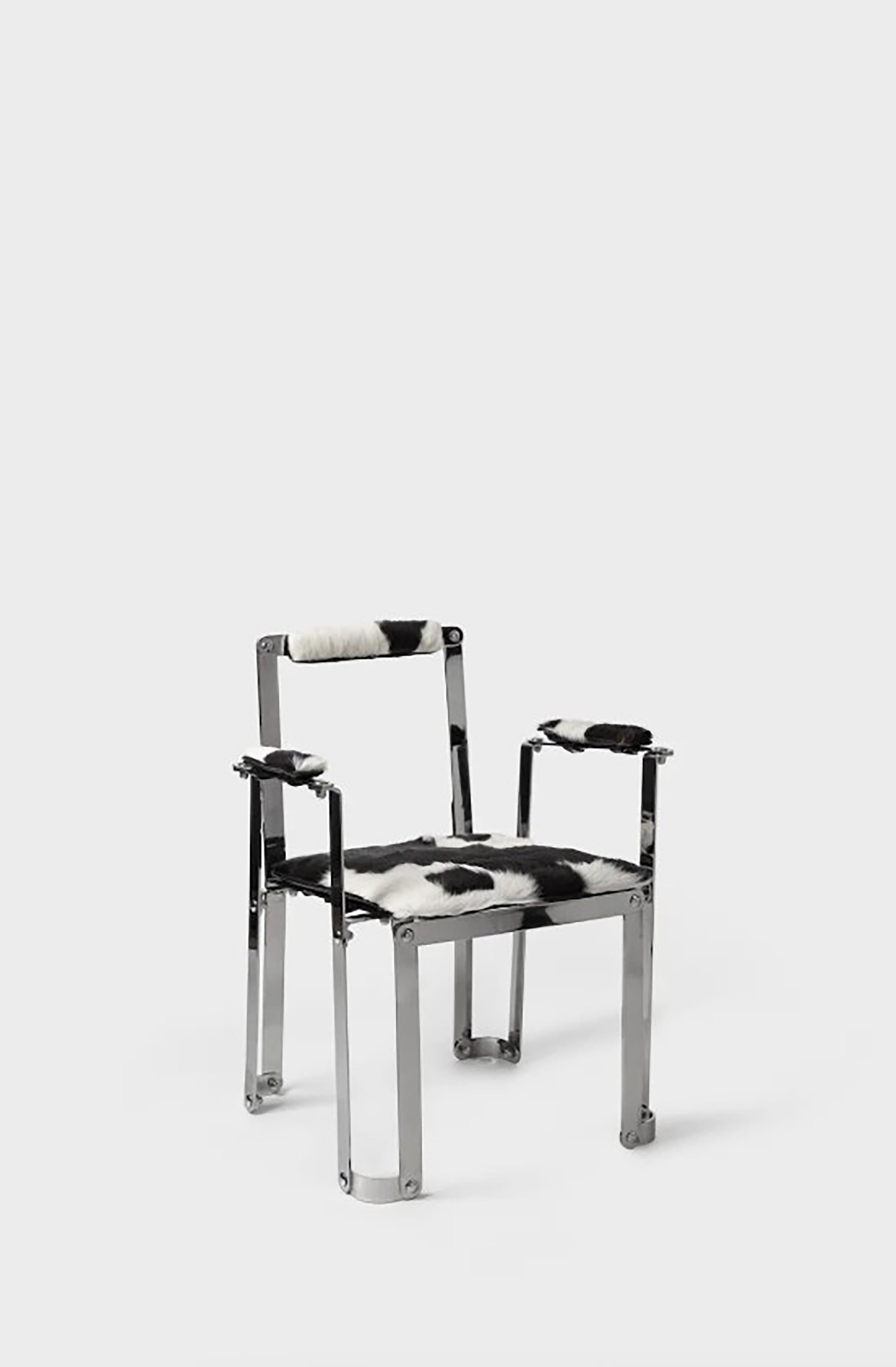 La Silla AAA surge como evolución de nuestra Mesa AAA, diseñada y producida originalmente en 2017.
Cada proyecto es una oportunidad para dar vida a una idea, y más allá de trabajar en nuevos conceptos.
Con esta pieza, el diseñador sigue explorando