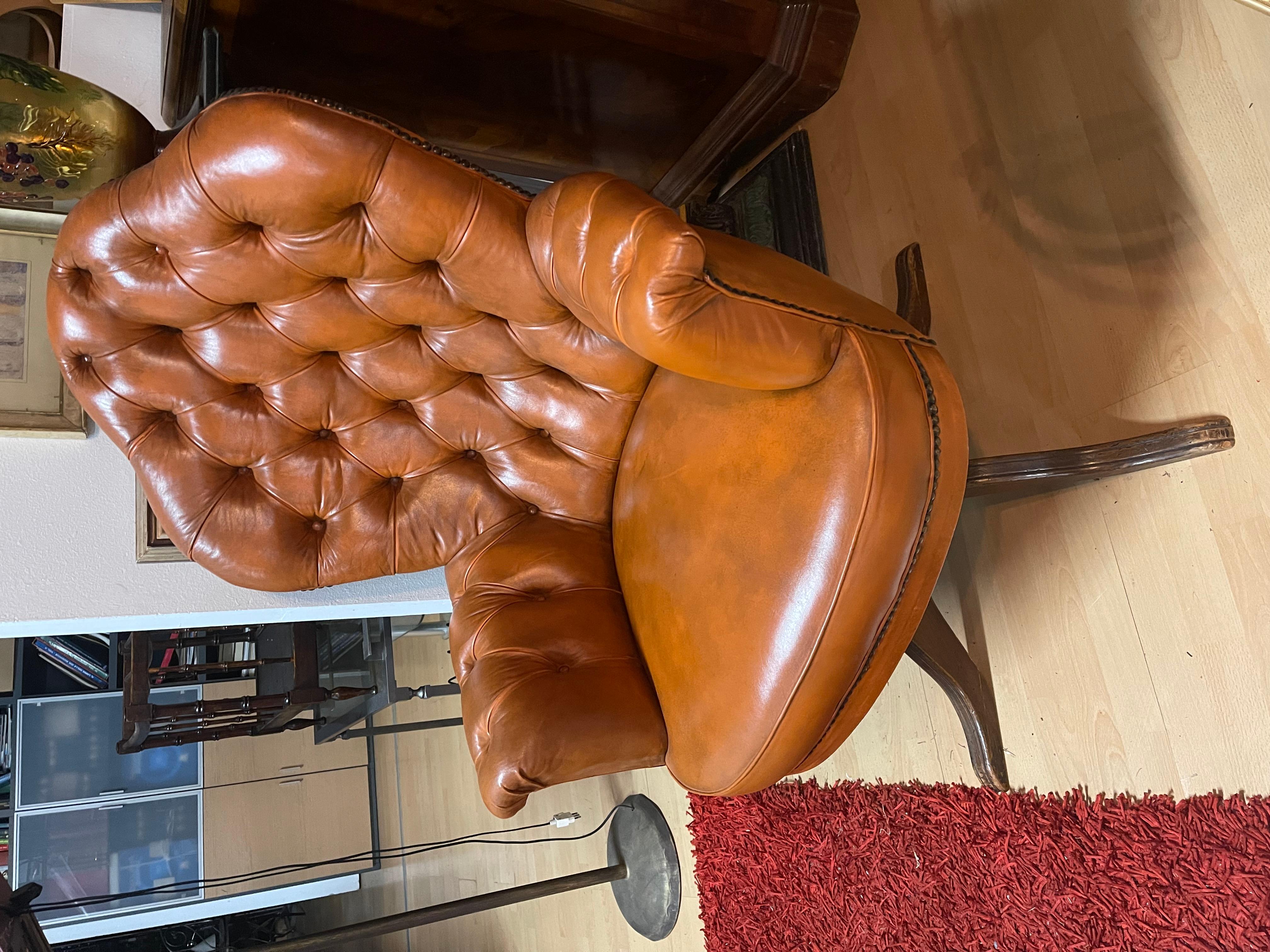 Chesterfield leather swivel armchair italy 1980s In Good Condition For Sale In Cantù, IT