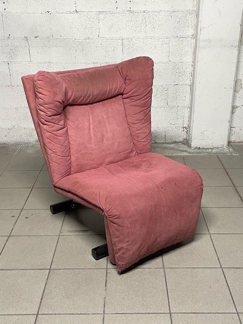 Poltrona Cinova relax in alcantara rosso.
La poltrona è reclinabile in diverse posizioni da sedia a lettino e il tessuto è sfoderabile .

La sua struttura in ferro laccato è molto robusta e assicura massima comodità e solidità.

Il tessuto è quello