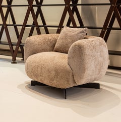 Poltrona CIOE' in tessuto beige, con base a croce in metallo. Da LEGAME Italia
