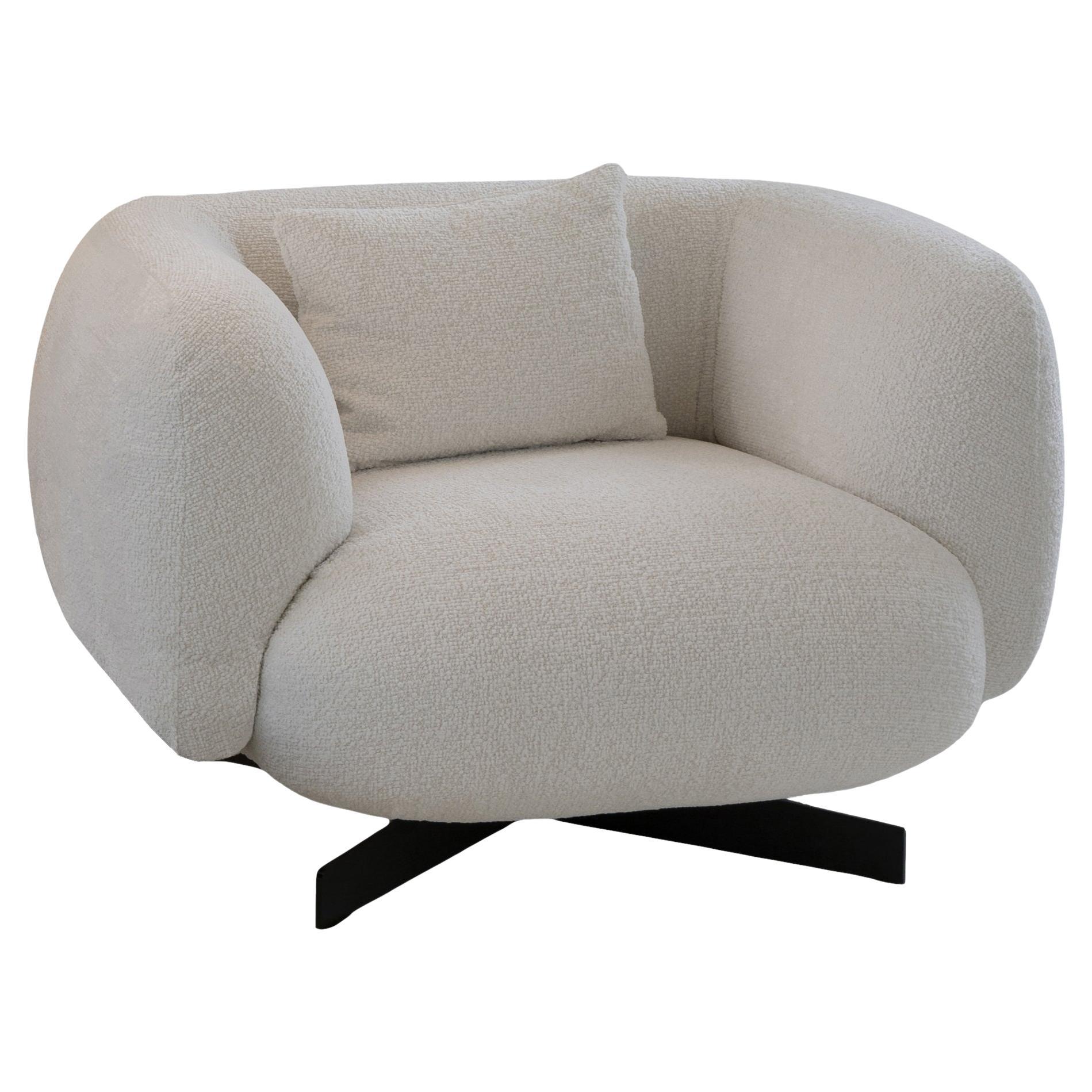 Poltrona CIOE' in tessuto bianco, con base a croce in metallo. By LEGAME Italia For Sale