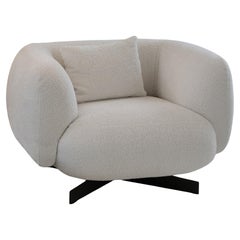 Poltrona CIOE' in tessuto bianco, con base a croce in metallo. By LEGAME Italia