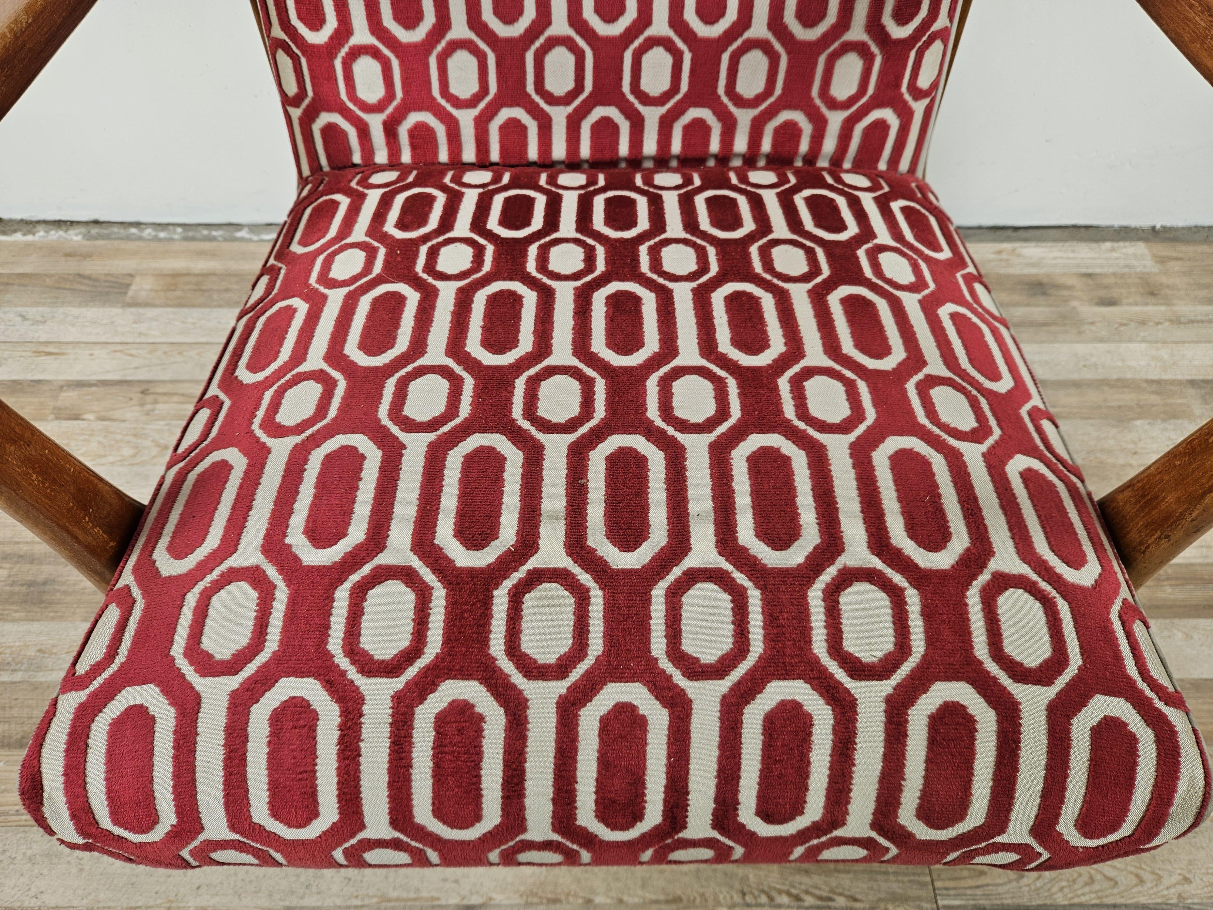 Sillón de lectura italiano de madera y tela de los años 50 en venta 6