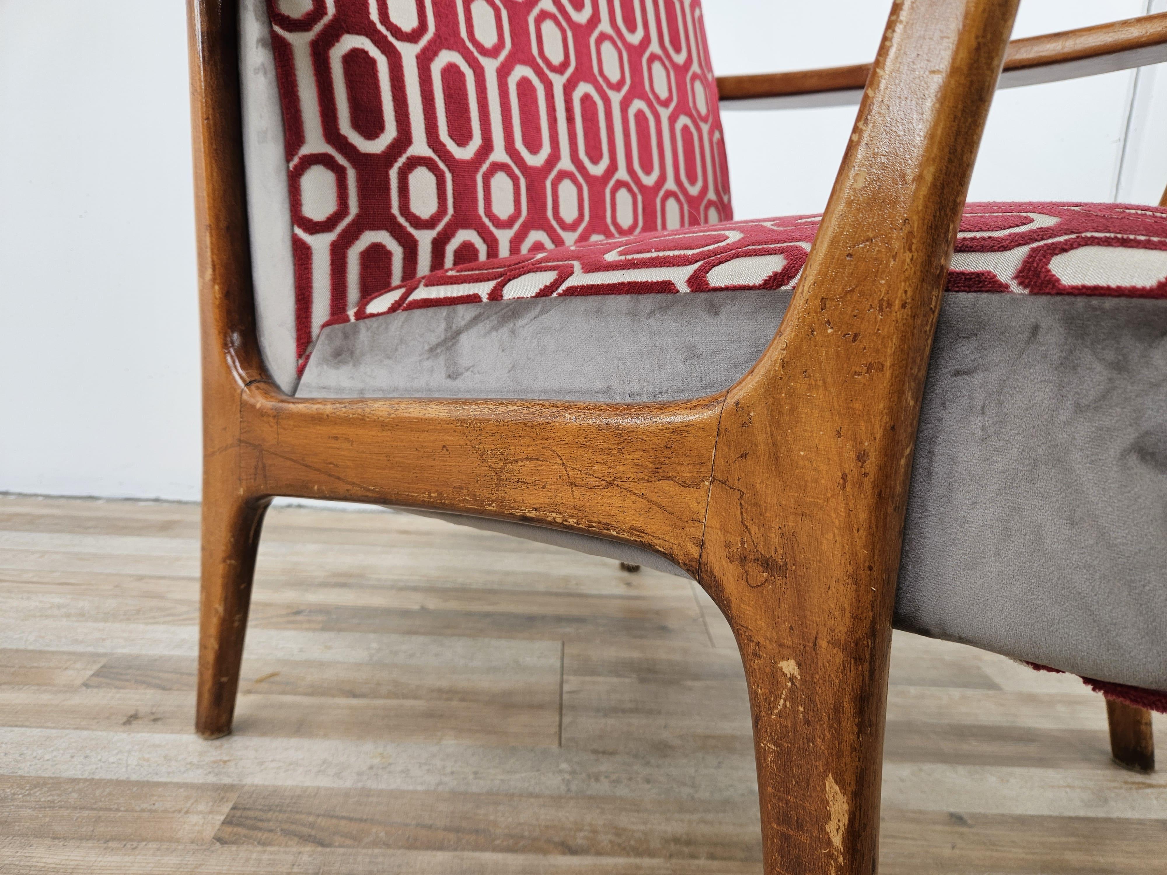 Sillón de lectura italiano de madera y tela de los años 50 en venta 9