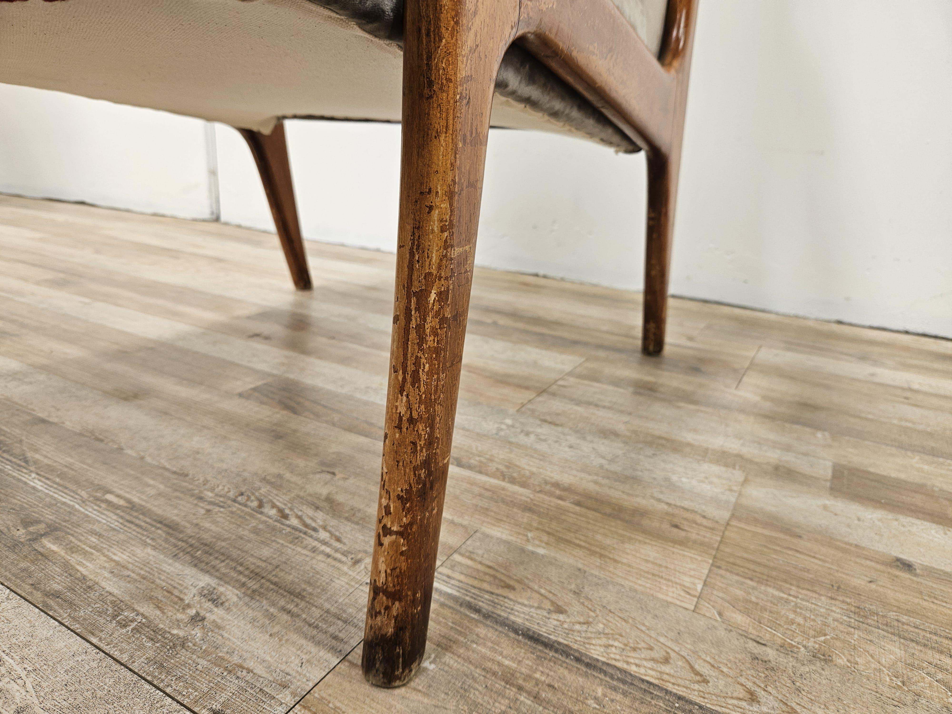 Sillón de lectura italiano de madera y tela de los años 50 en venta 10