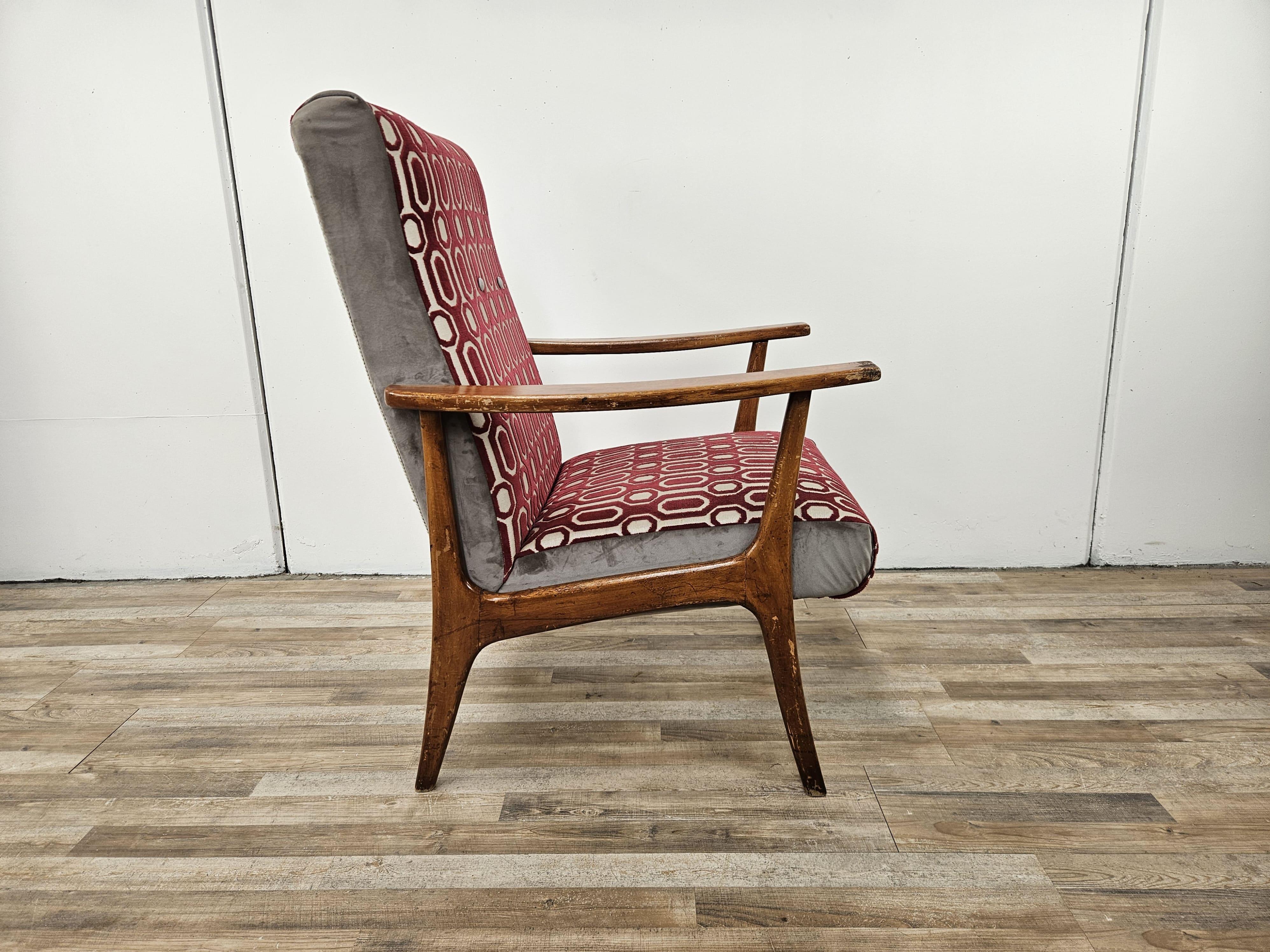 Sillón de los años 50 totalmente de madera con estructura tapizada en tela recién retapizada.

Excelente uso en una sala de lectura, salón o incluso como mueble.

Signos normales debidos a la edad y al uso.
Tapicería nueva.
