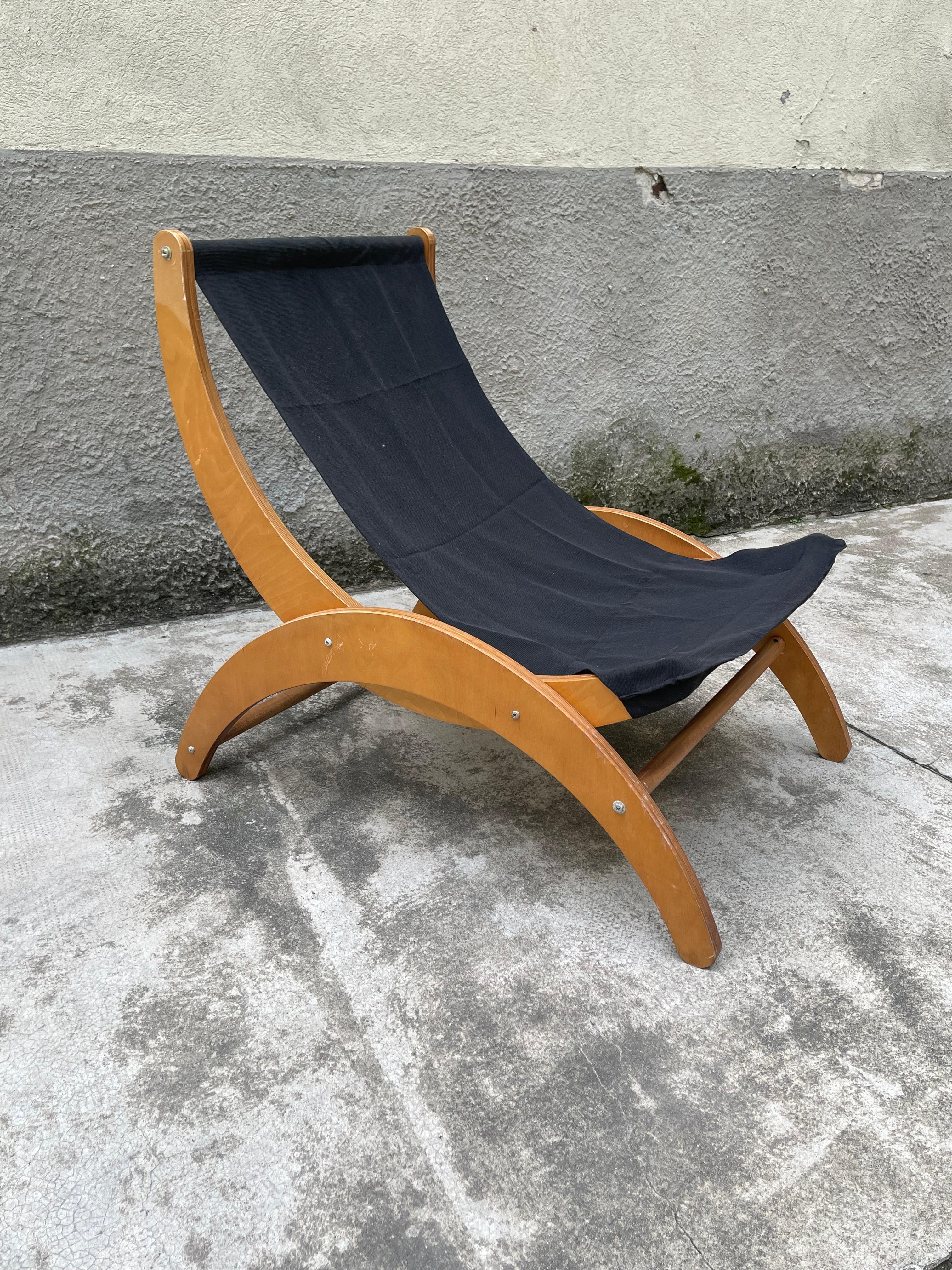 Fauteuil de salon Ingmar Relling en tissu noir, années 1960, Norvège  
Découvrez l'attrait intemporel du design du milieu du siècle avec cette chaise longue emblématique d'Ingmar Relling. 
Construit dans les années 1960, cet exemple de design
