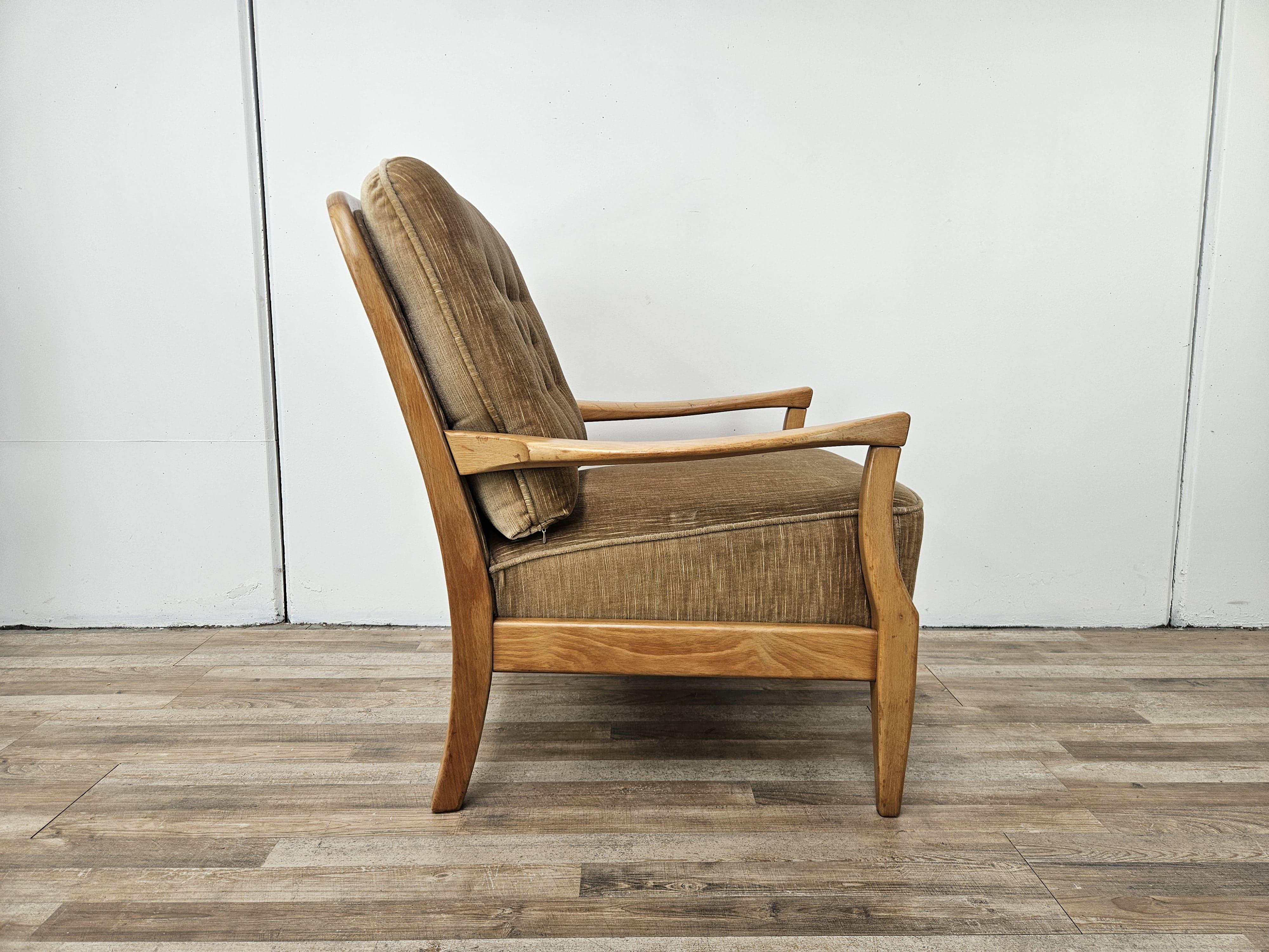 Fauteuil en bois de hêtre des années 1970 avec structure tapissée en tissu vintage original de l'époque.

Très confortable et douillet, idéal pour les chambres à coucher, les salons ou les salles d'attente.

Signes d'usure normaux dus à l'âge et à