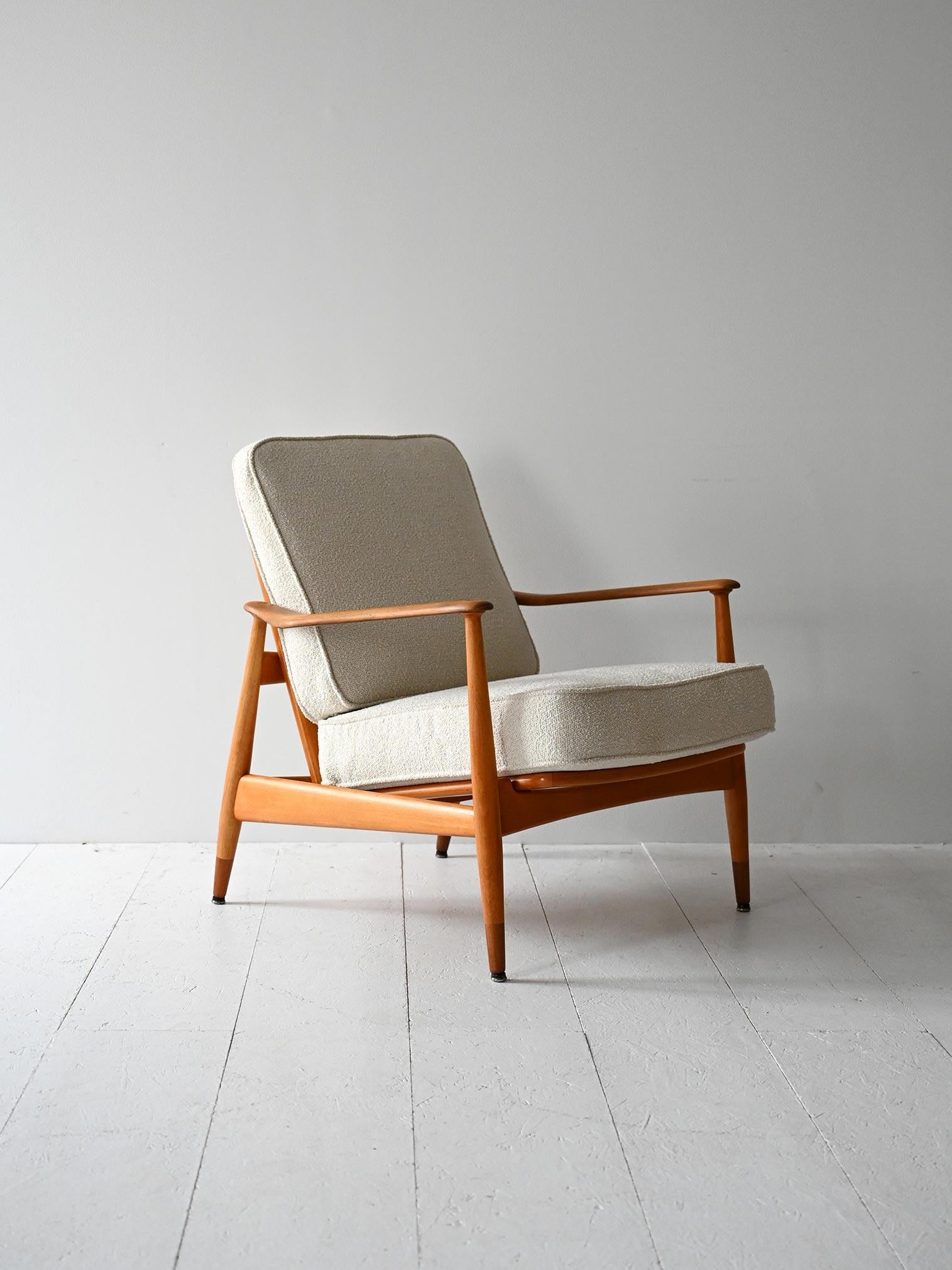 Fauteuil des années 1960 conçu par Arne Vodder, structure en teck avec assise mobile. Coussins refaits et retapissés.

Modèle FD 161 conçu par Arne Vodder et fabriqué par France & Daverkosen dans les années 1960. Le cadre en teck massif abrite un