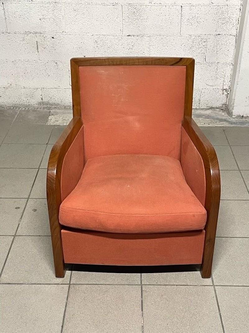 Un sillón individual de la década de 1940 del periodo Art Déco.

Estructura de nogal y funda de tela color langosta.
La madera y el revestimiento deben volver a pulirse.

Cómoda y de tamaño compacto, perfecta para habitaciones pequeñas o un