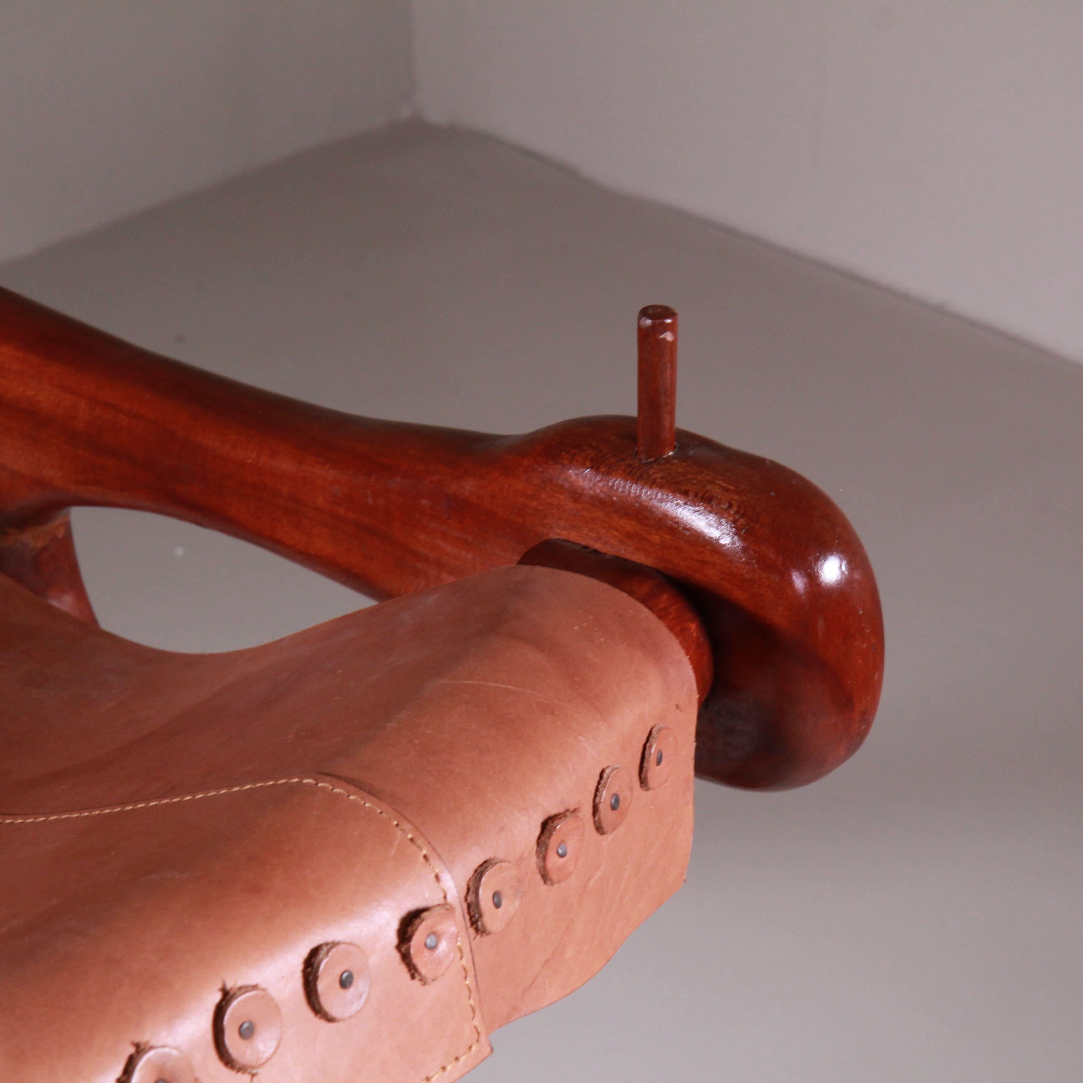Esta poltrona diseñada por Don Shoemaker para Señal en los años 60 es un auténtico ejemplo de artesanía y diseño modernista messicano. Realizada con materiales preciados como la madera tropical y la piel, esta poltrona se distingue por sus líneas