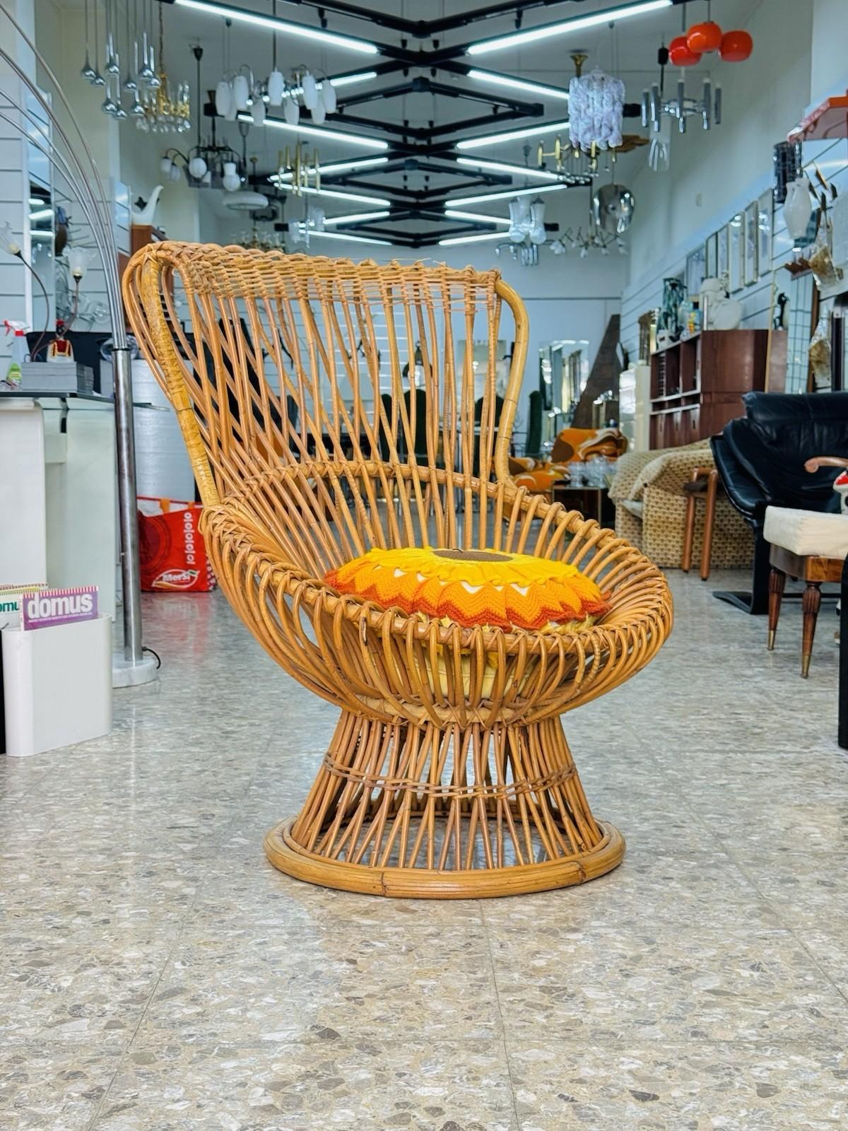 El sillón Margherita de Franco Albini para Bonacina es un elegante ejemplo del diseño italiano del siglo XX, que encarna la fusión perfecta de artesanía tradicional e innovación estética. Con un armazón curvado de ratán, típico de la obra de Albini,