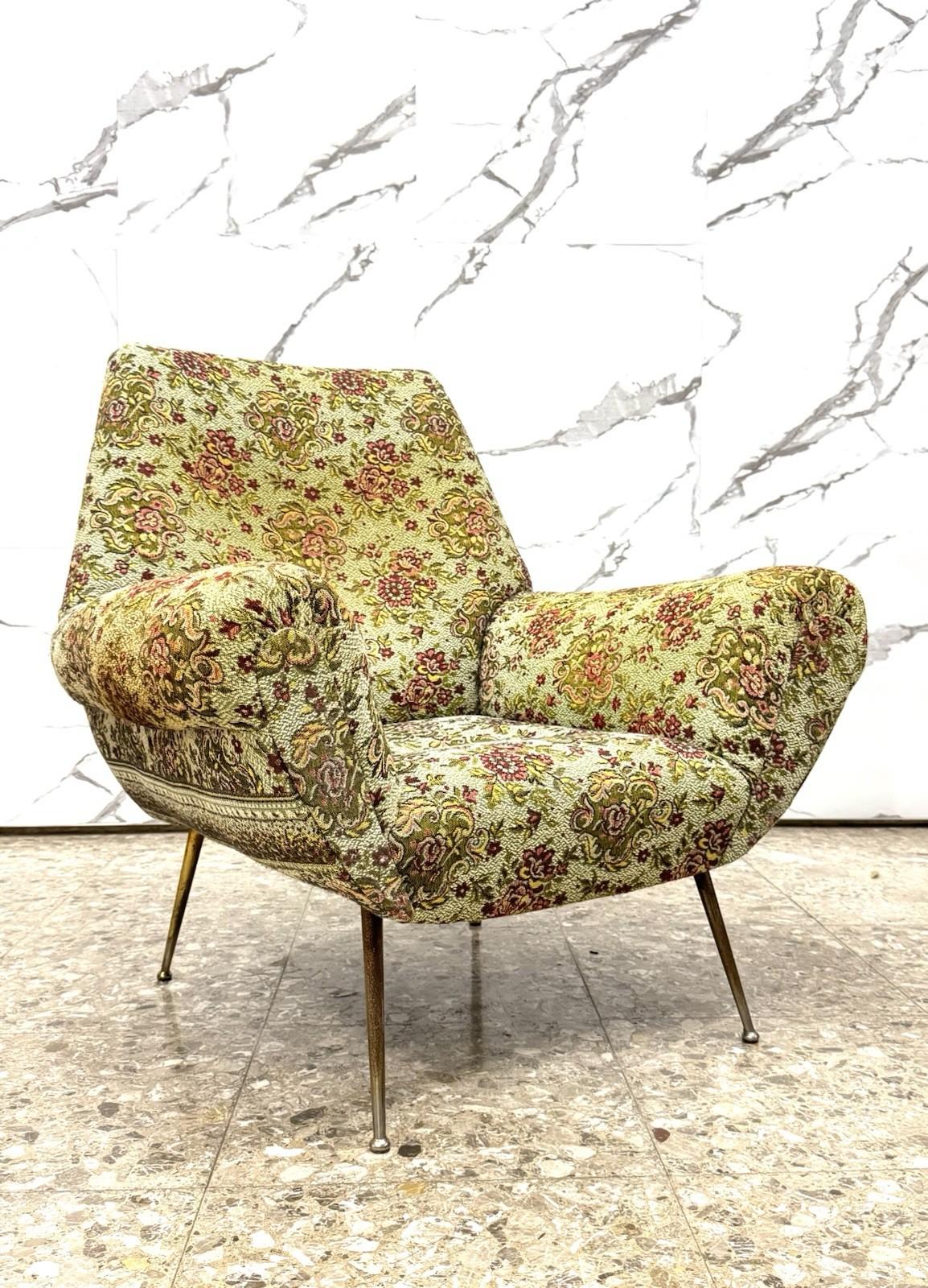Elegante poltrona disegnata da Gigi Radice per Minotti negli anni ’50. Un perfetto esempio di modernariato italiano, queste poltrone rappresentano l’estetica Mid-Century con linee morbide, struttura avvolgente e piedini in metallo affusolati. La