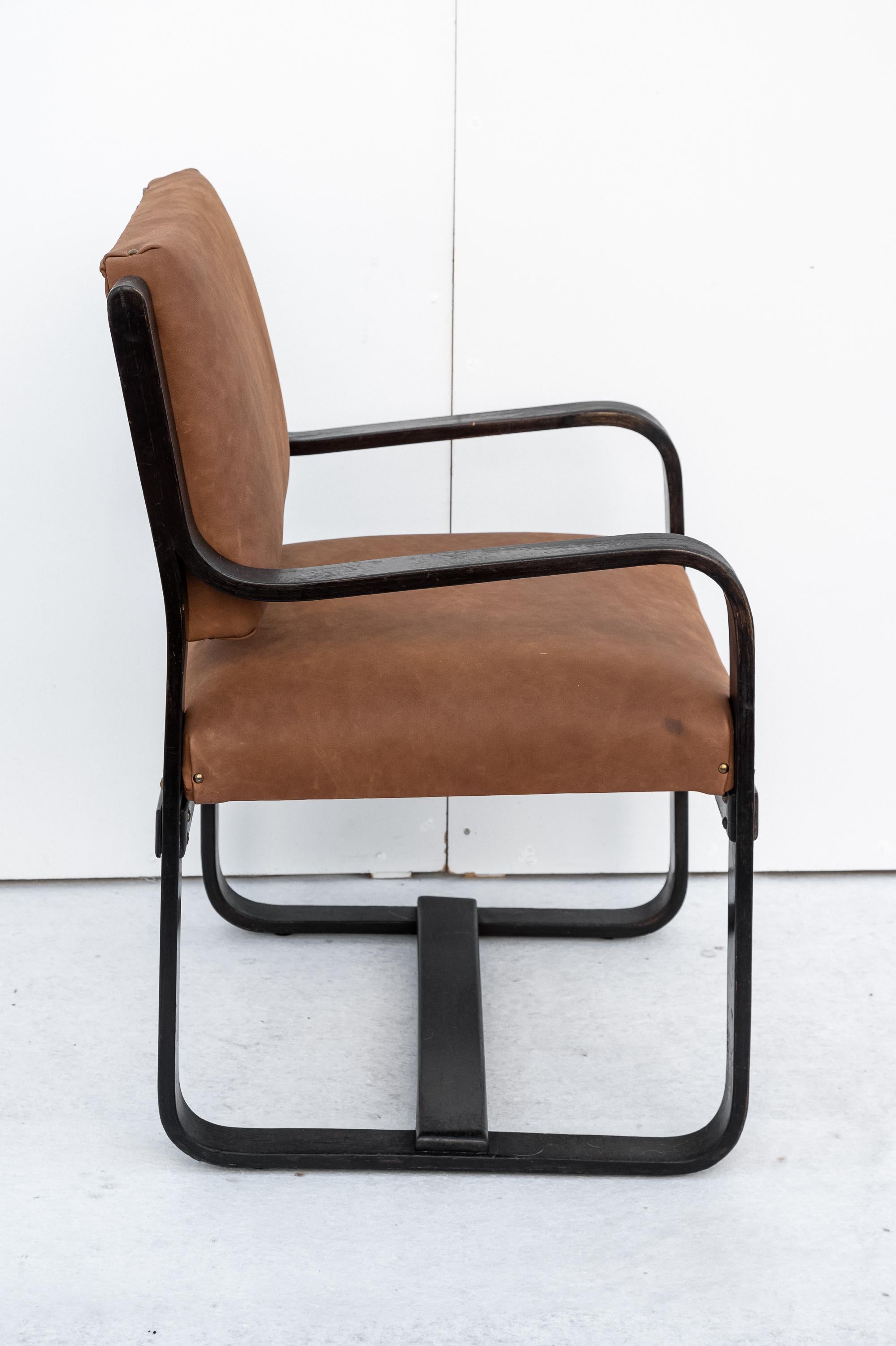 Poltrona di Giuseppe Pagano, Made in Italy, prima metà Anni '50.  
Straordinaria Poltrona di Giuseppe Pagano in legno e pelle in faggio curvato a vapore. E' stato fatto un restauro conservativo del legno mantenendo la patina del tempo, mentre la