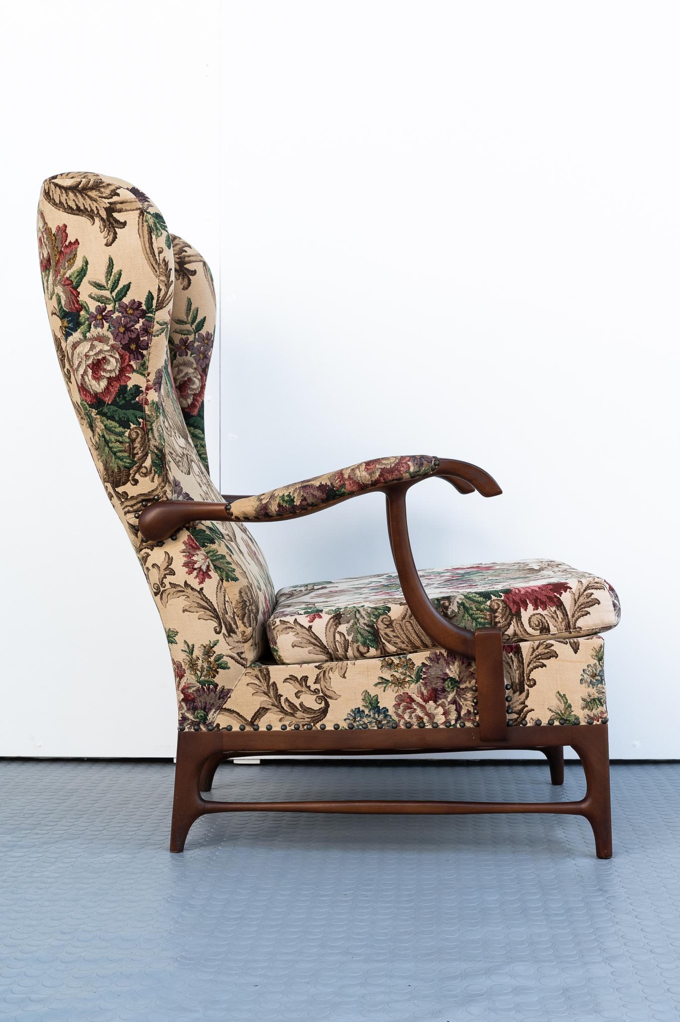 Sillón Paolo Buffa, Made in Italy, años 40. 
Sillón con estructura de nogal, funda de tela Original. 
El precio del envío es para el territorio italiano, para las islas y para el envío al extranjero cotizan bajo petición. 
Los gastos de aduana