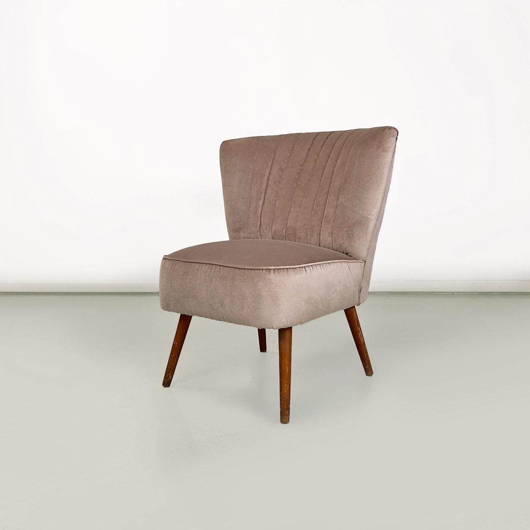 Armchair with powder pink velvet upholstery, with decorative stitching on the backrest.
Paws made of stained beech wood.
1960 ca.
Good conditions.
Measurements in cm 50x68x71h
A small armchair with a shape and materials typical of mid-century