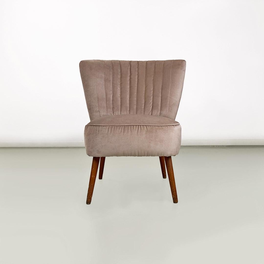 Mid-Century Modern Petit fauteuil en velours rose poudré et pieds en hêtre vers 1960 en vente