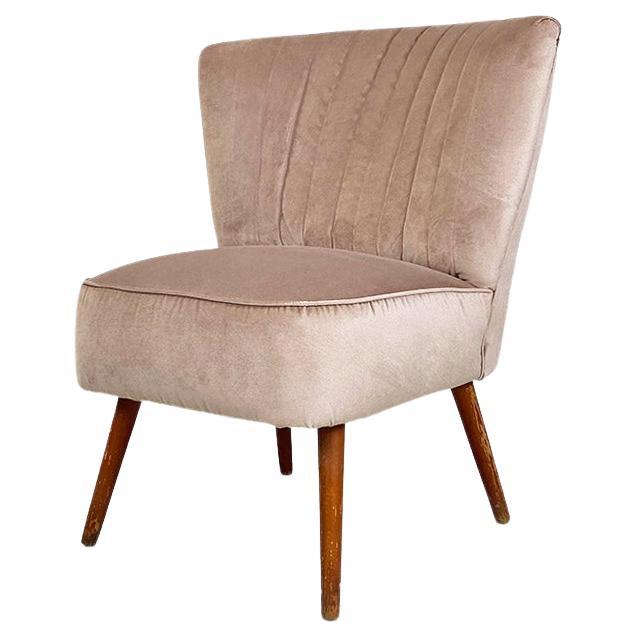 Petit fauteuil en velours rose poudré et pieds en hêtre vers 1960 en vente