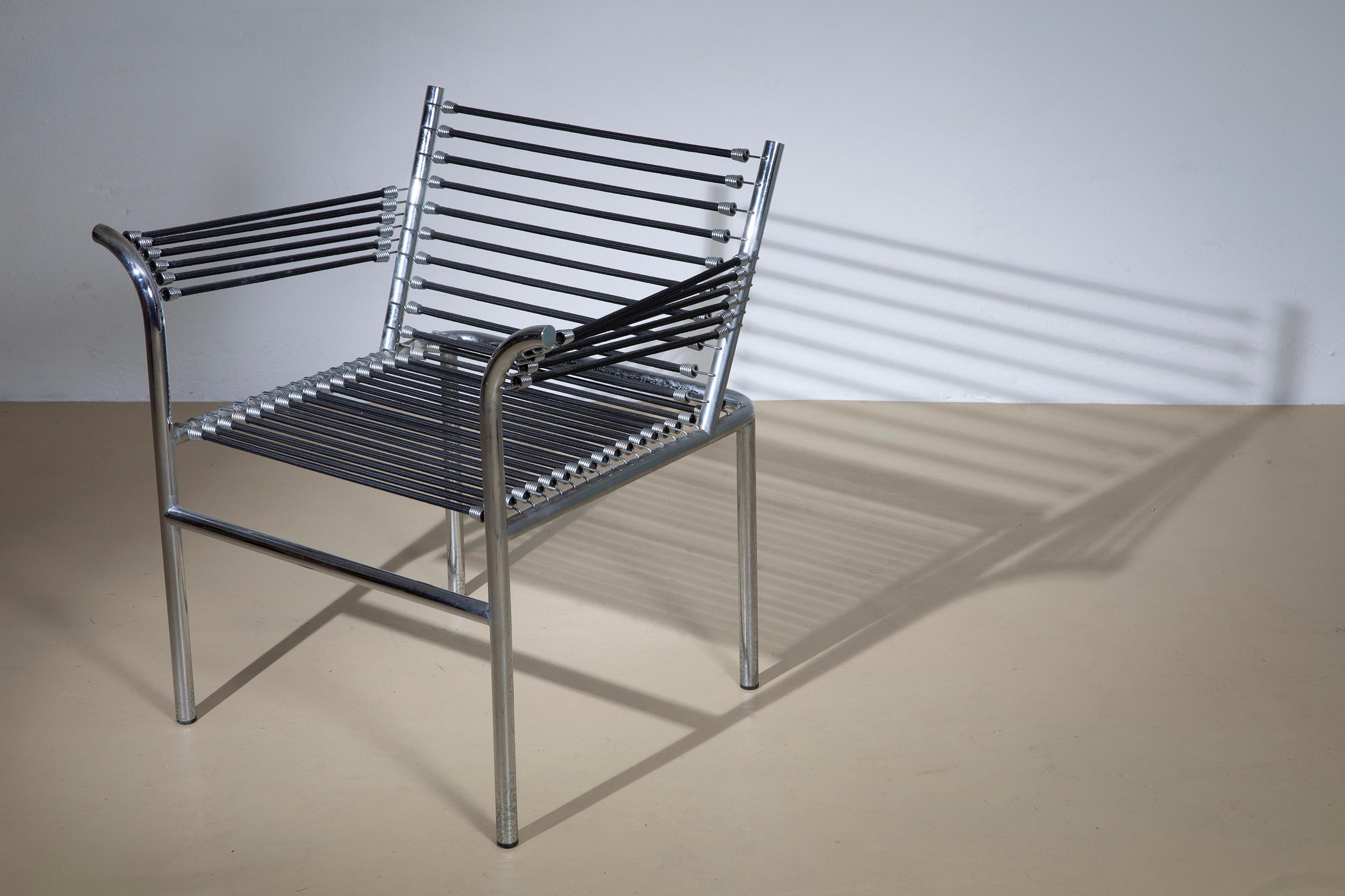 Sillón diseñado por Renè Herbst en los años 30 y fabricado a finales de los 70.
El sillón tiene un armazón de acero cromado, al que se fijan bandas elásticas para el asiento, el respaldo y los reposabrazos.
