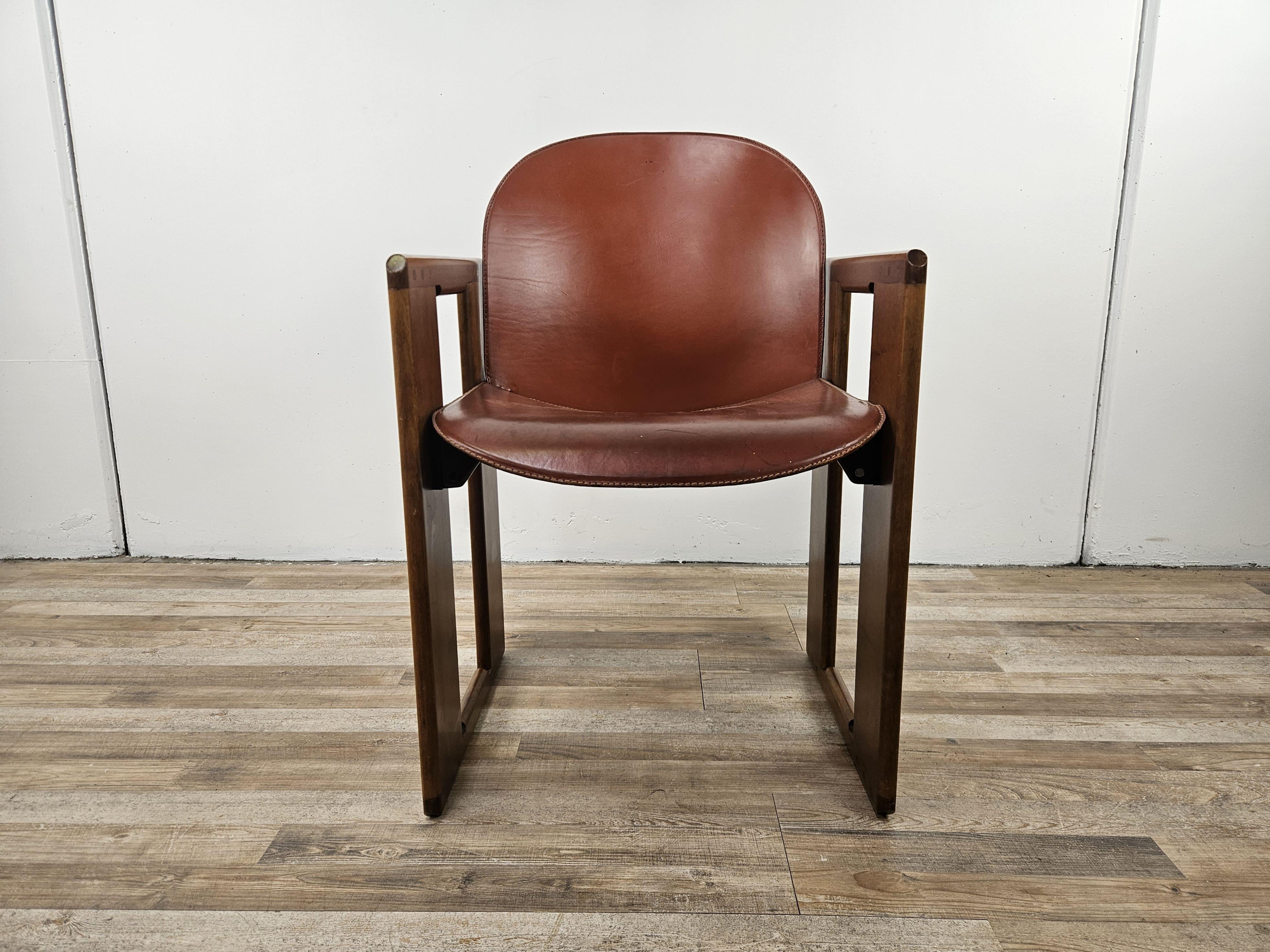 Poltrona Mid Century modello 'Dialogo' disegnata da Afra e Tobia Scarpa per B&B Italia negli anni '70.

Struttura in noce con seduta e schienale in pelle marrone.
Il marchio è impresso sotto la seduta.

Normali segni dovuti dall'età e dall'utilizzo.