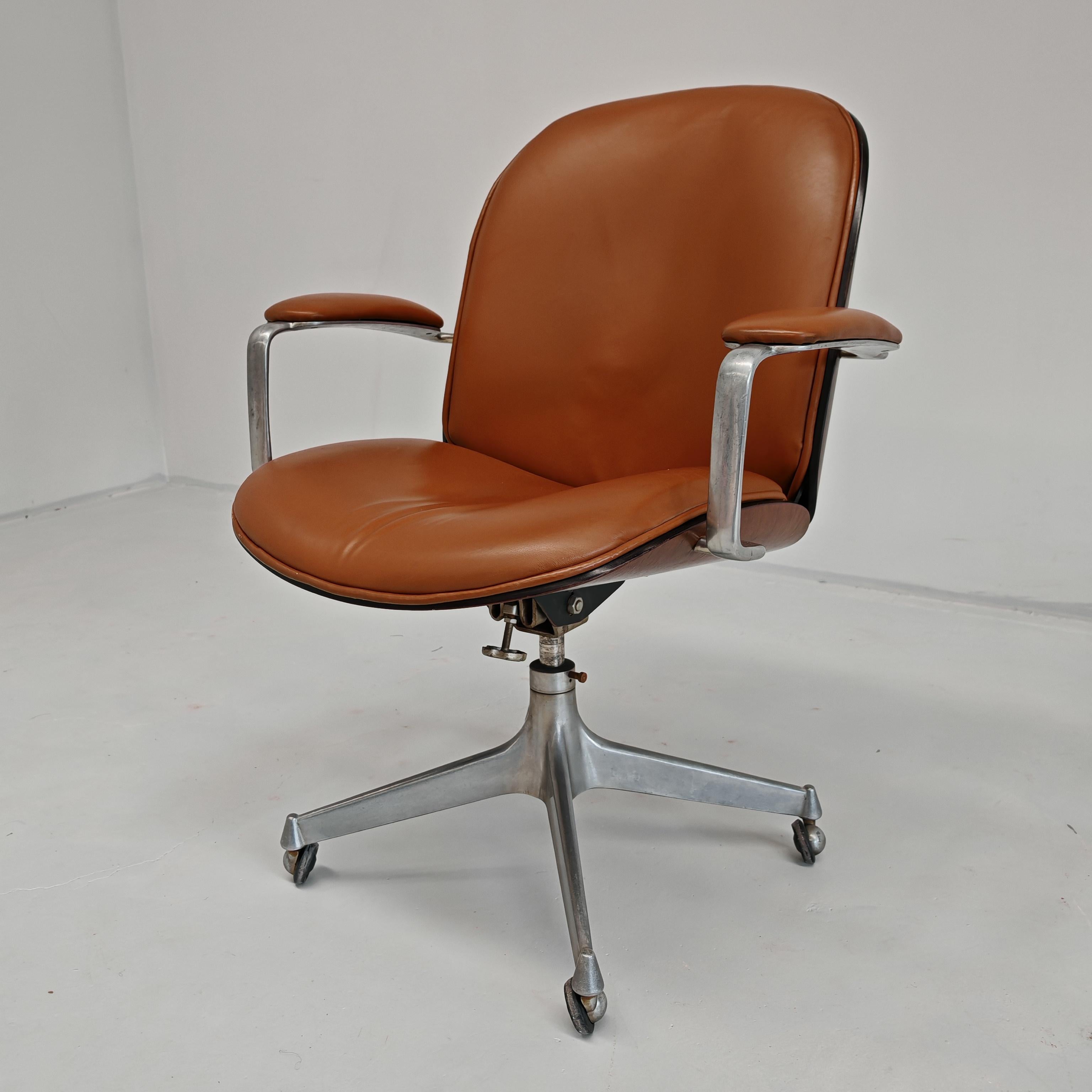 Mid-Century moderno Poltrona direzionale in pelle cognac e legno di Ico Parisi per MIM anni 60 in vendita
