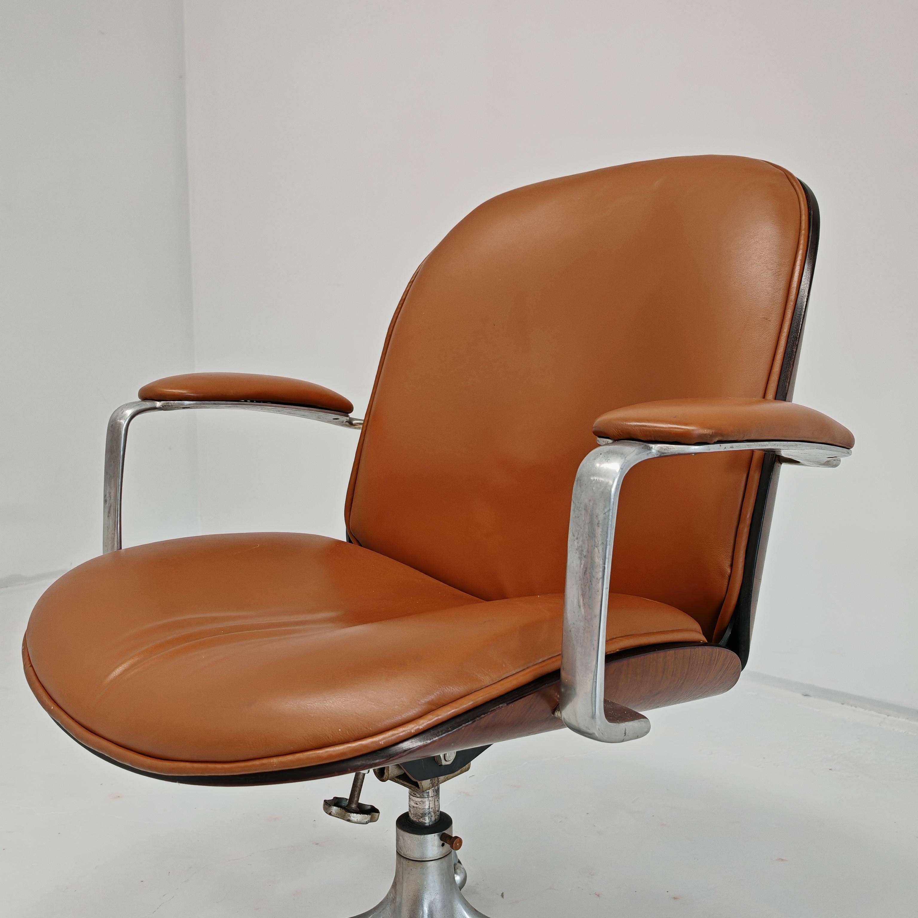 Italian Poltrona direzionale in pelle cognac e legno di Ico Parisi per MIM anni 60 in vendita