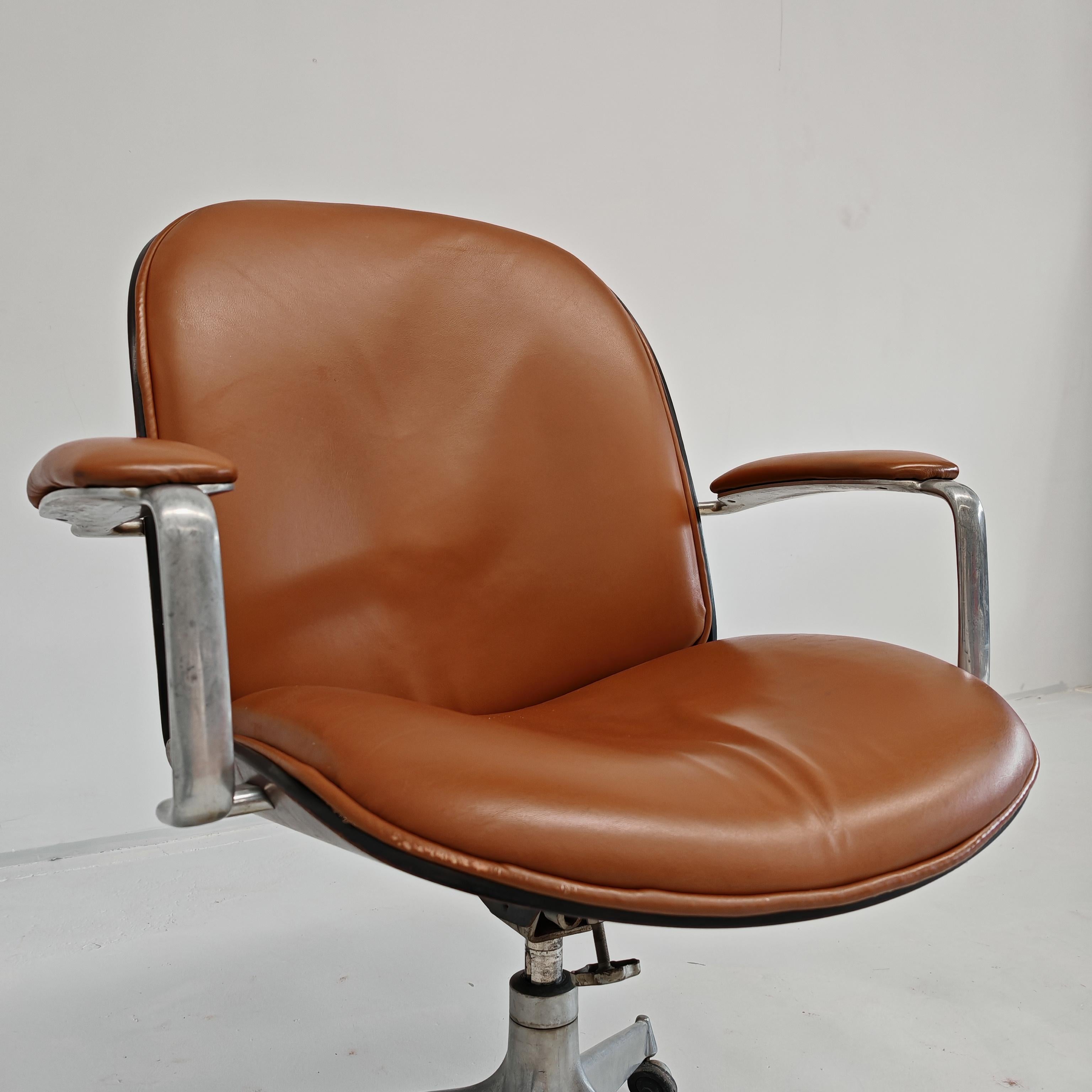 20th Century Poltrona direzionale in pelle cognac e legno di Ico Parisi per MIM anni 60 in vendita