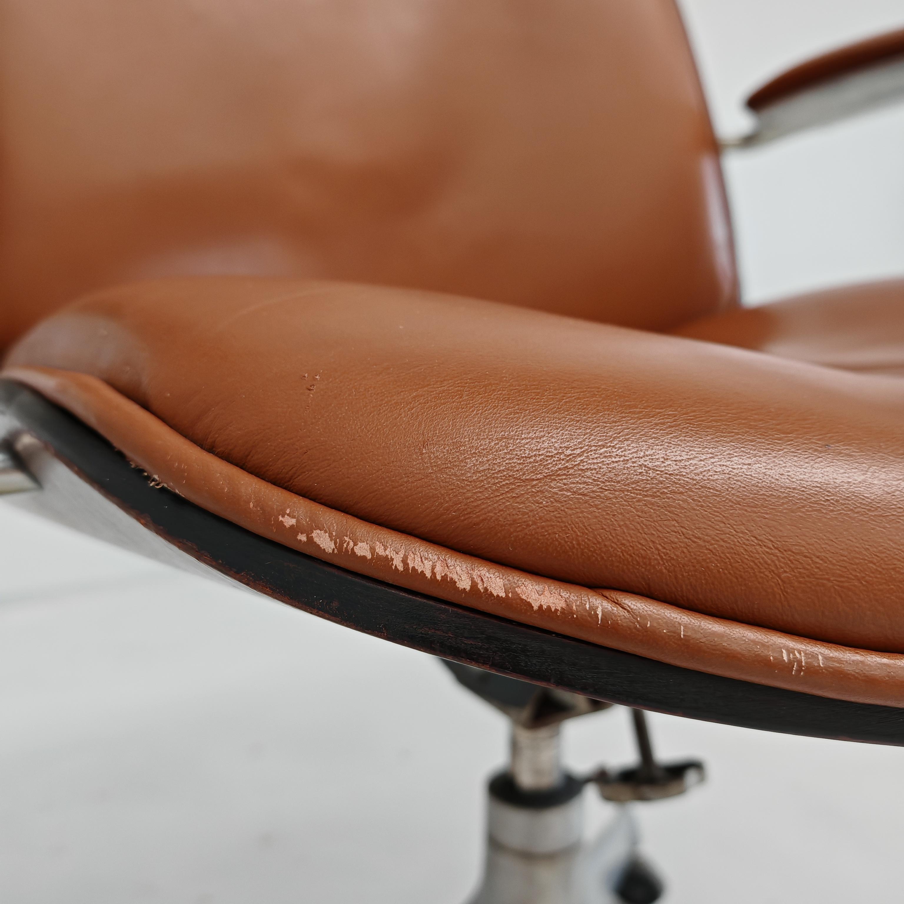 Alluminio Poltrona direzionale in pelle cognac e legno di Ico Parisi per MIM anni 60 in vendita