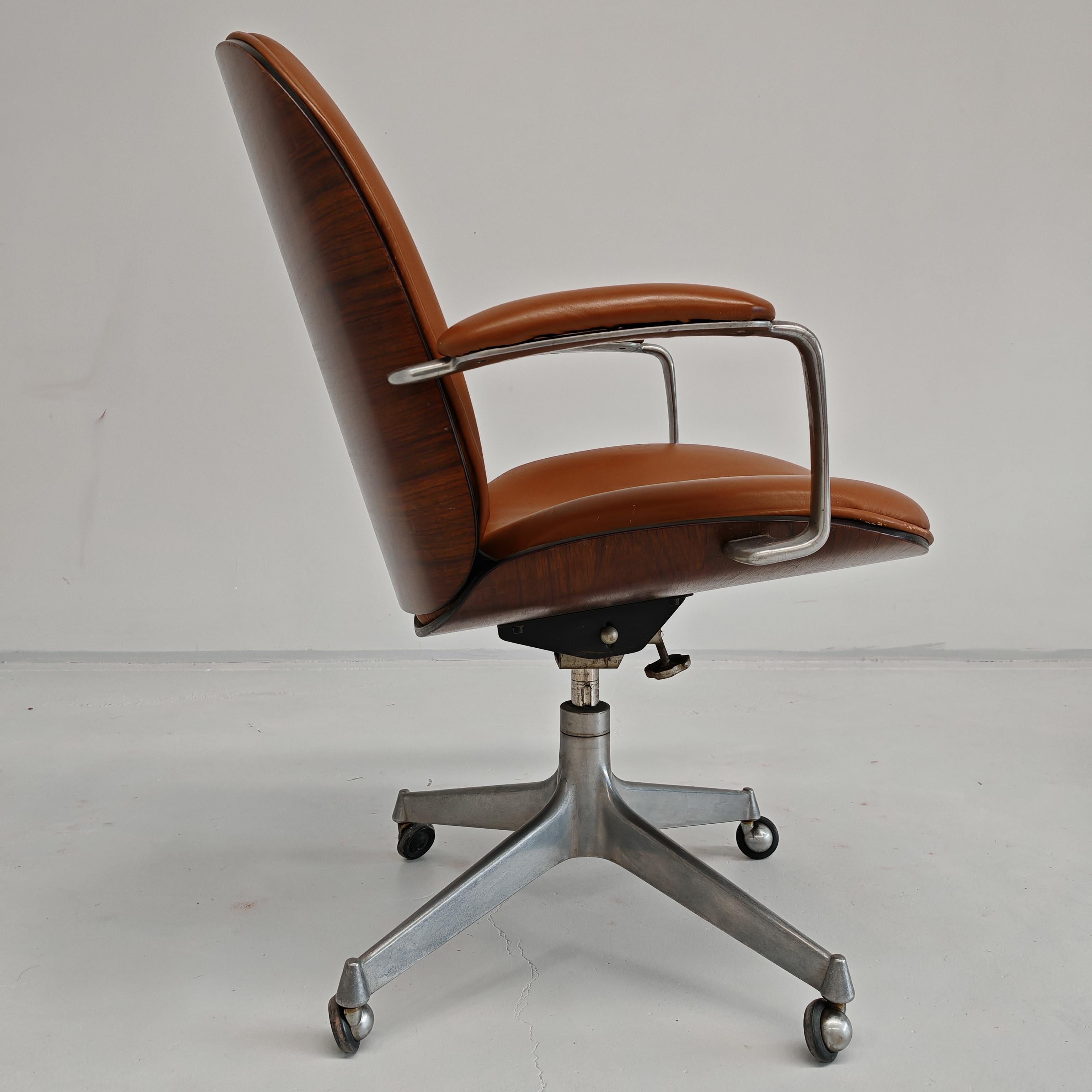 Poltrona direzionale in pelle cognac e legno di Ico Parisi per MIM anni 60 in vendita 1