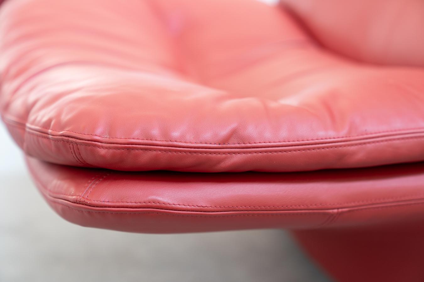 Red leather armchair and footstool, Vitelli and Ammannati, for Brunati 70/80s For Sale 4