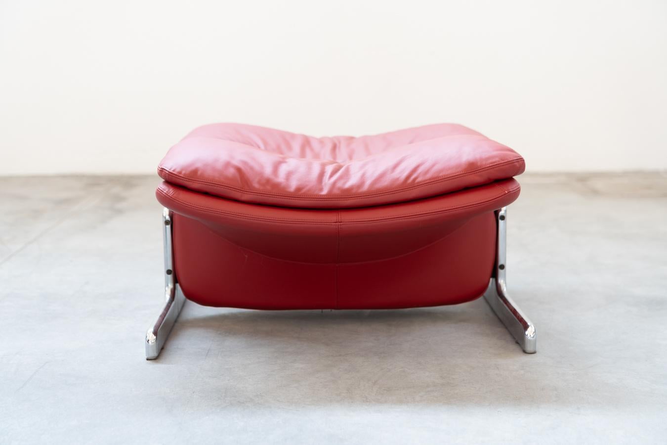 Red leather armchair and footstool, Vitelli and Ammannati, for Brunati 70/80s For Sale 12