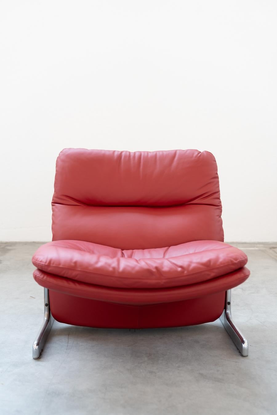 Red leather armchair and footstool, Vitelli and Ammannati, for Brunati 70/80s
Red leather armchair and footstool with T-shaped metal frame, Sandwich model, Giampiero Vitelli and Titina Ammannati for Brunati, 1970
Style
Vintage
Design Period
1980 -