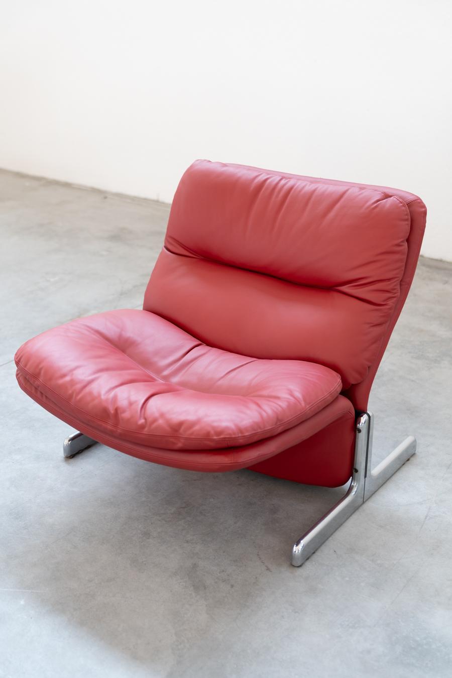 Italian Red leather armchair and footstool, Vitelli and Ammannati, for Brunati 70/80s For Sale