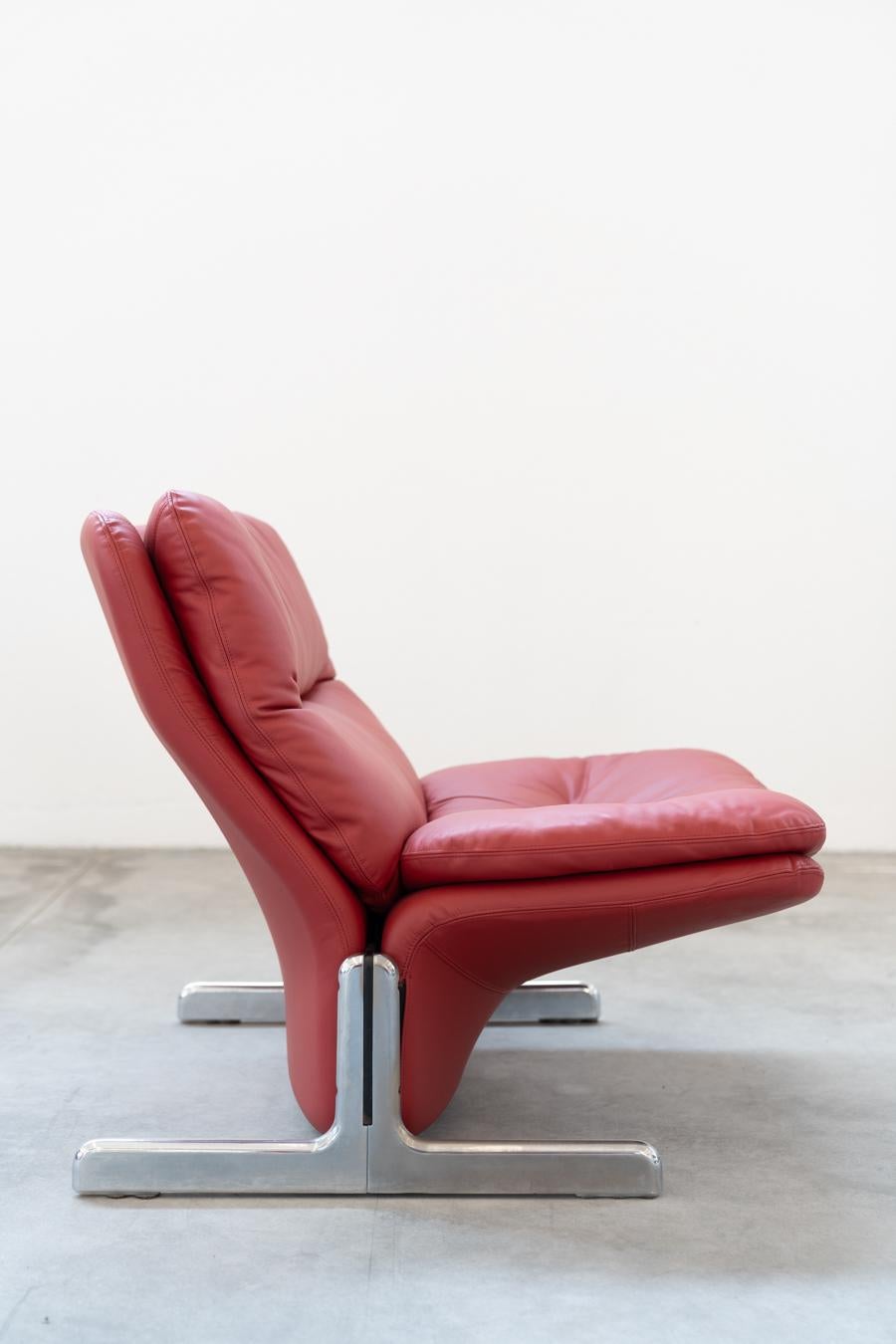 Red leather armchair and footstool, Vitelli and Ammannati, for Brunati 70/80s In Excellent Condition For Sale In Manzano, IT